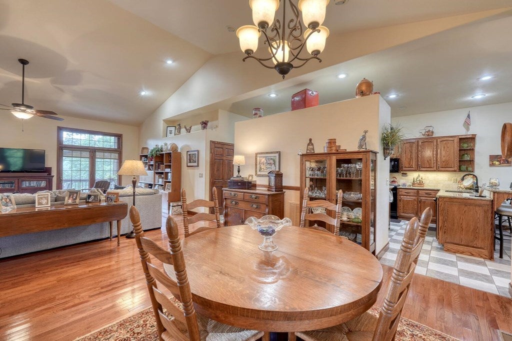 Murphy, North Carolina, 28906, United States, 3 Bedrooms Bedrooms, ,2 BathroomsBathrooms,Residential,For Sale,1926977