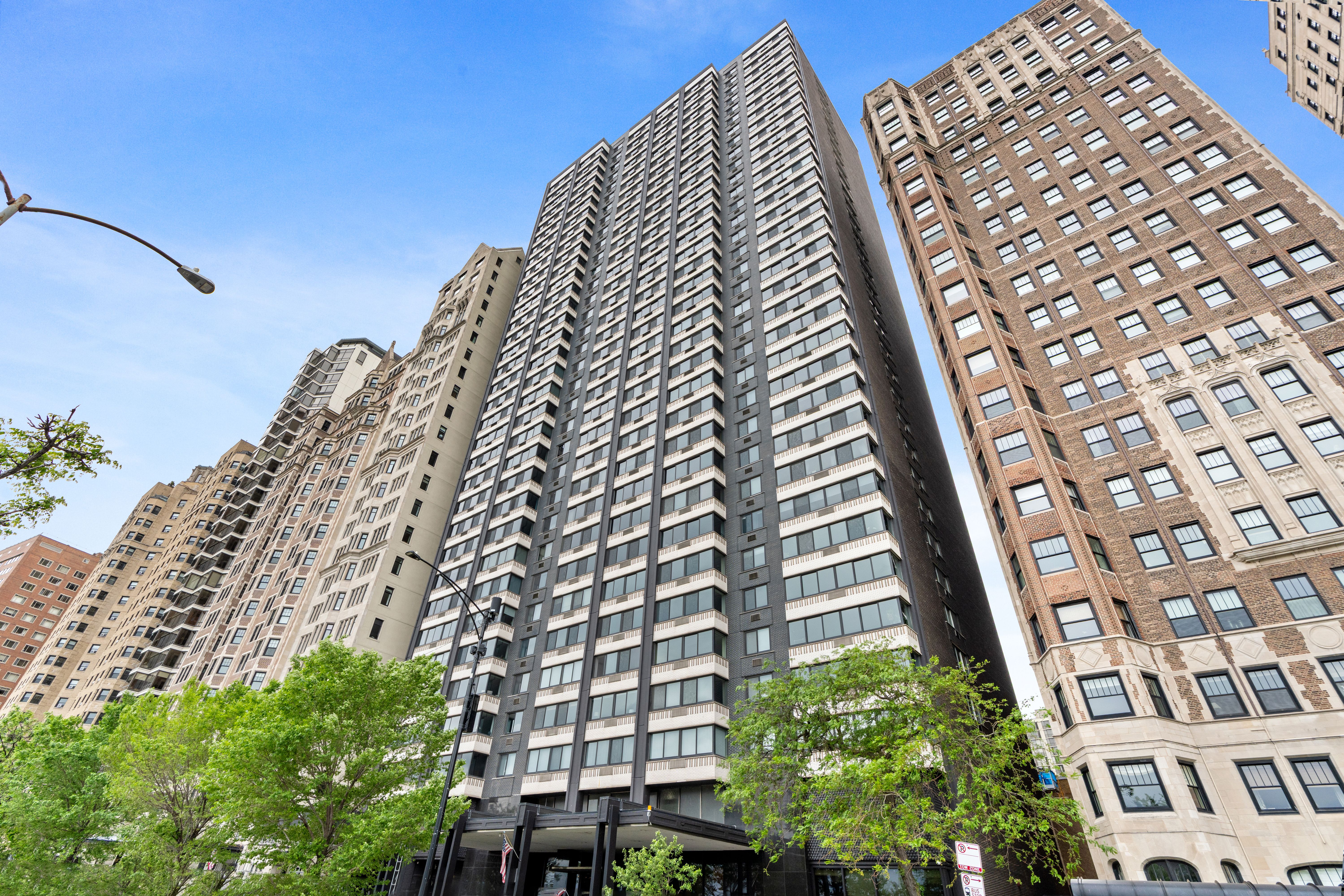  Enjoy Turnkey Lakefront Living in a Well-Established Gold Coast Building - 物件實景