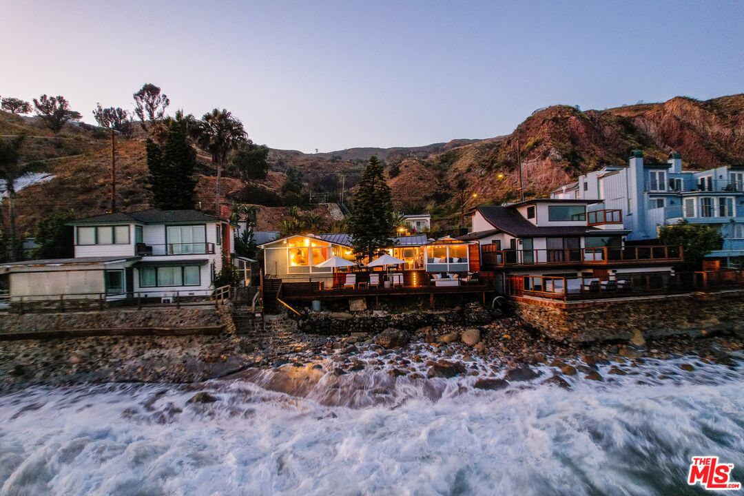 Malibu, California, 90265, United States, 3 Bedrooms Bedrooms, ,2 BathroomsBathrooms,Residential,For Sale,1992051