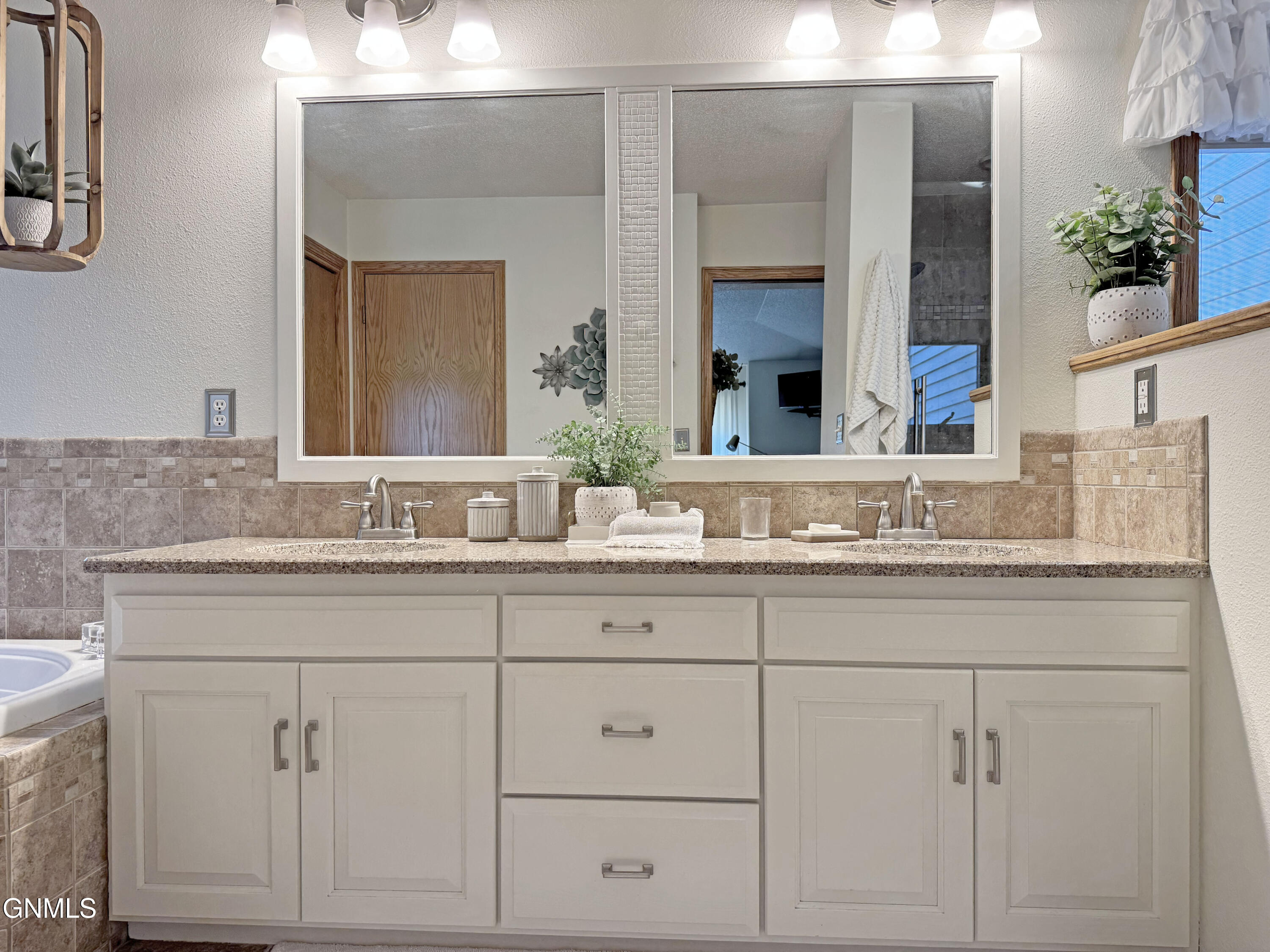 Bismarck, North Dakota, 58503, United States, 5 Bedrooms Bedrooms, ,2 BathroomsBathrooms,Residential,For Sale,2001566