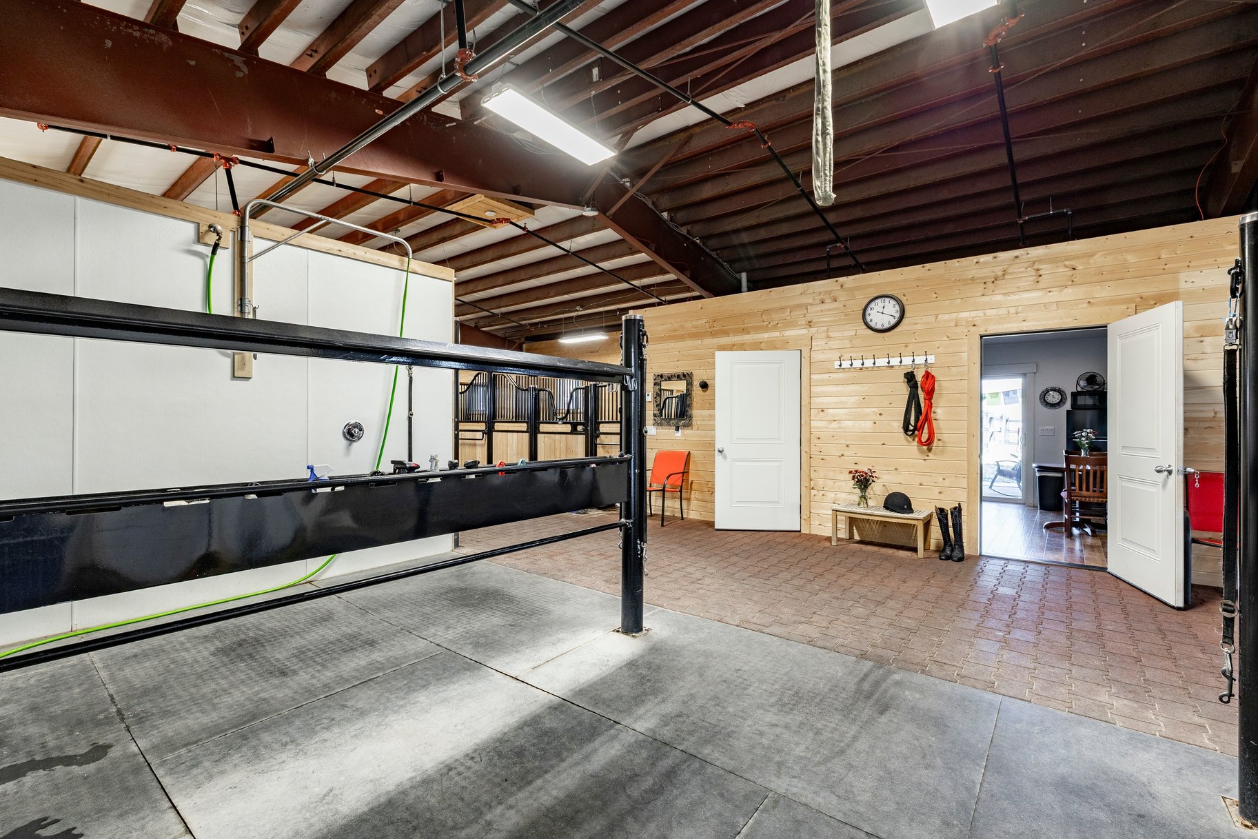  Rare Equestrian Retreat with Modern Farmhouse - 物件實景