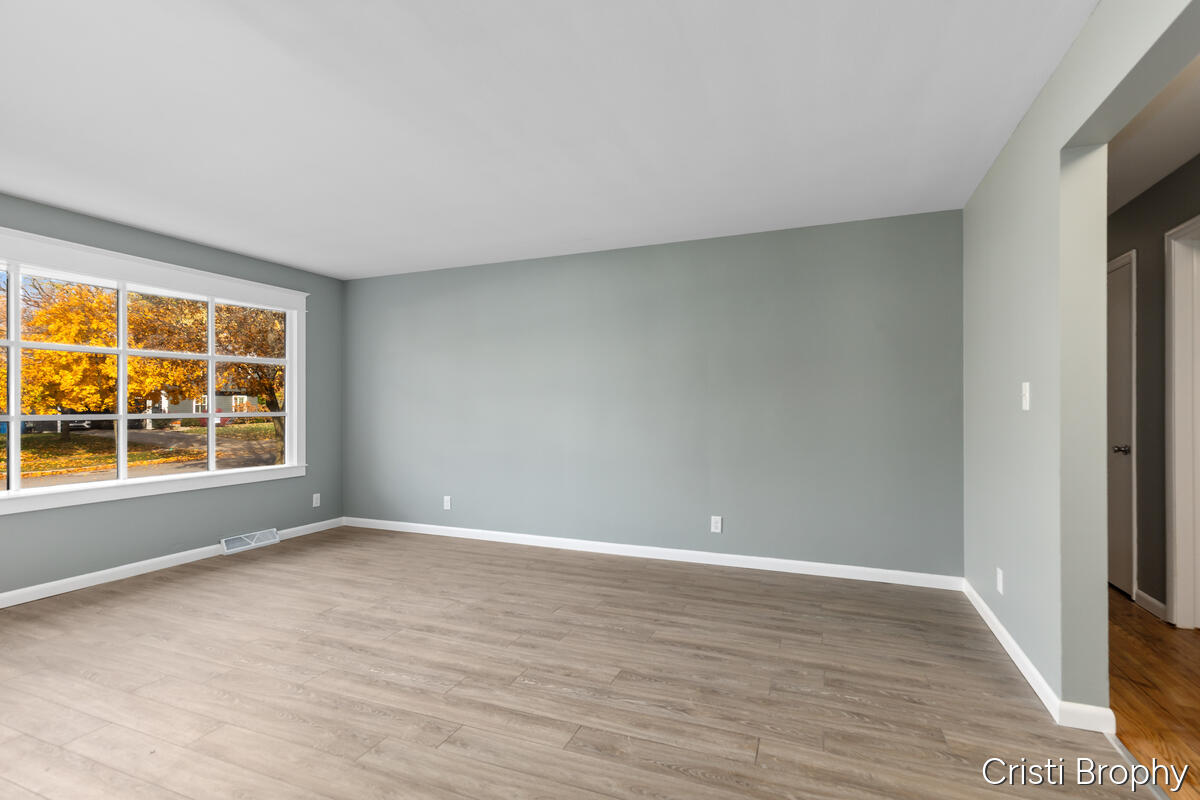 Grand Rapids, Michigan, 49506, United States, 4 Bedrooms Bedrooms, ,3 BathroomsBathrooms,Residential,For Sale,1989098