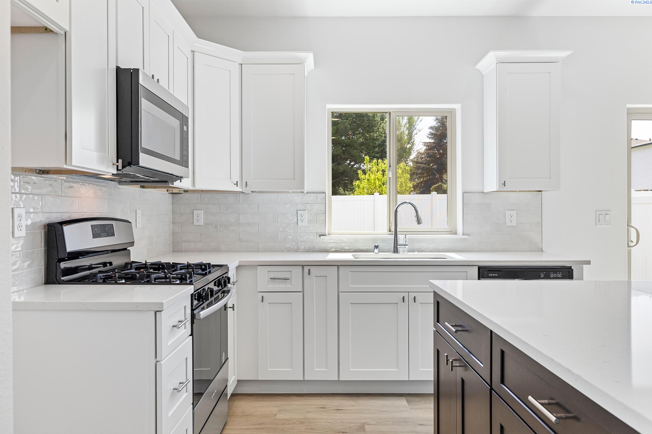 Kennewick, Washington, 99337, United States, 6 Bedrooms Bedrooms, ,Residential,For Sale,1796144