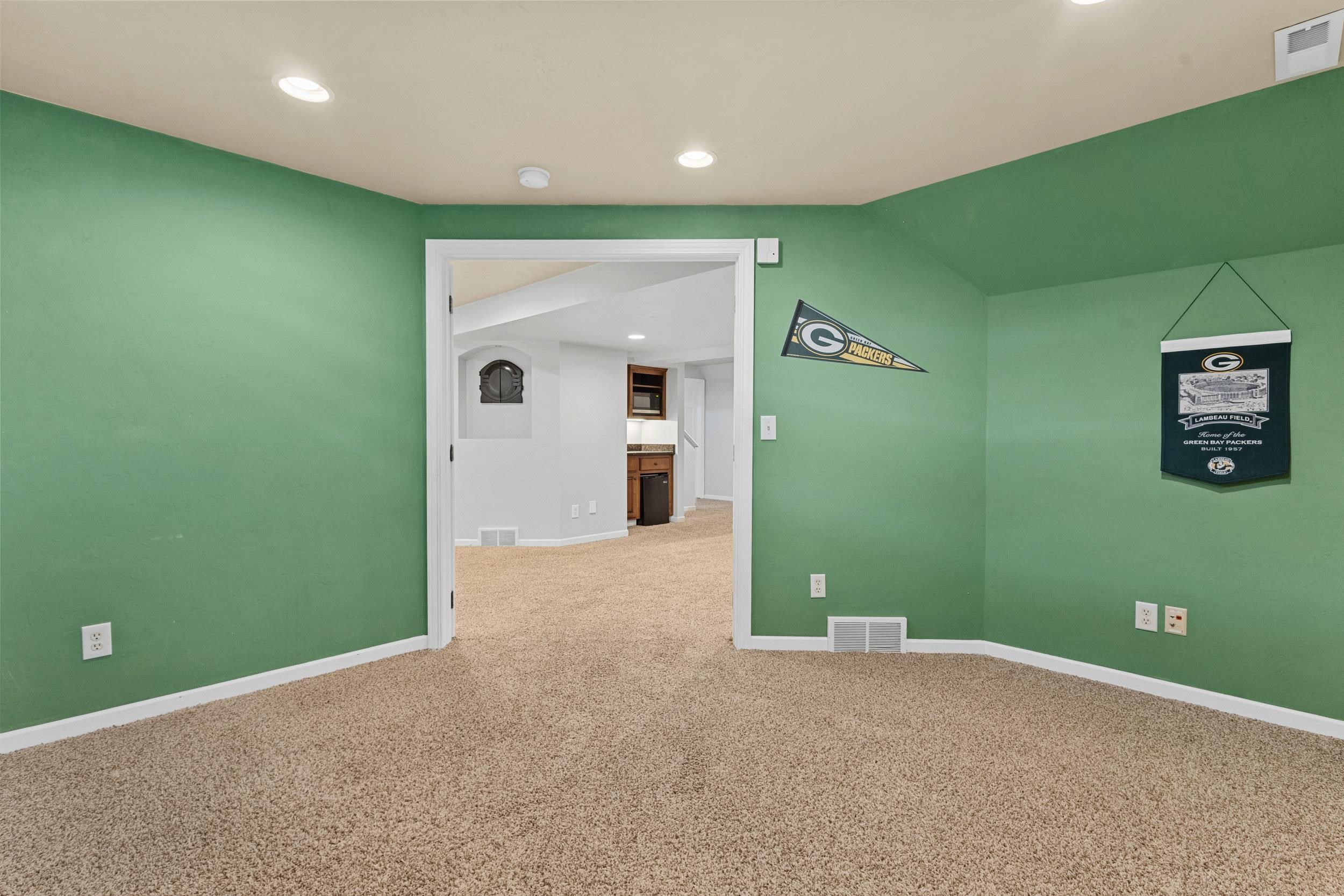 Neenah, Wisconsin, 54956, United States, 4 Bedrooms Bedrooms, ,4 BathroomsBathrooms,Residential,For Sale,1930712