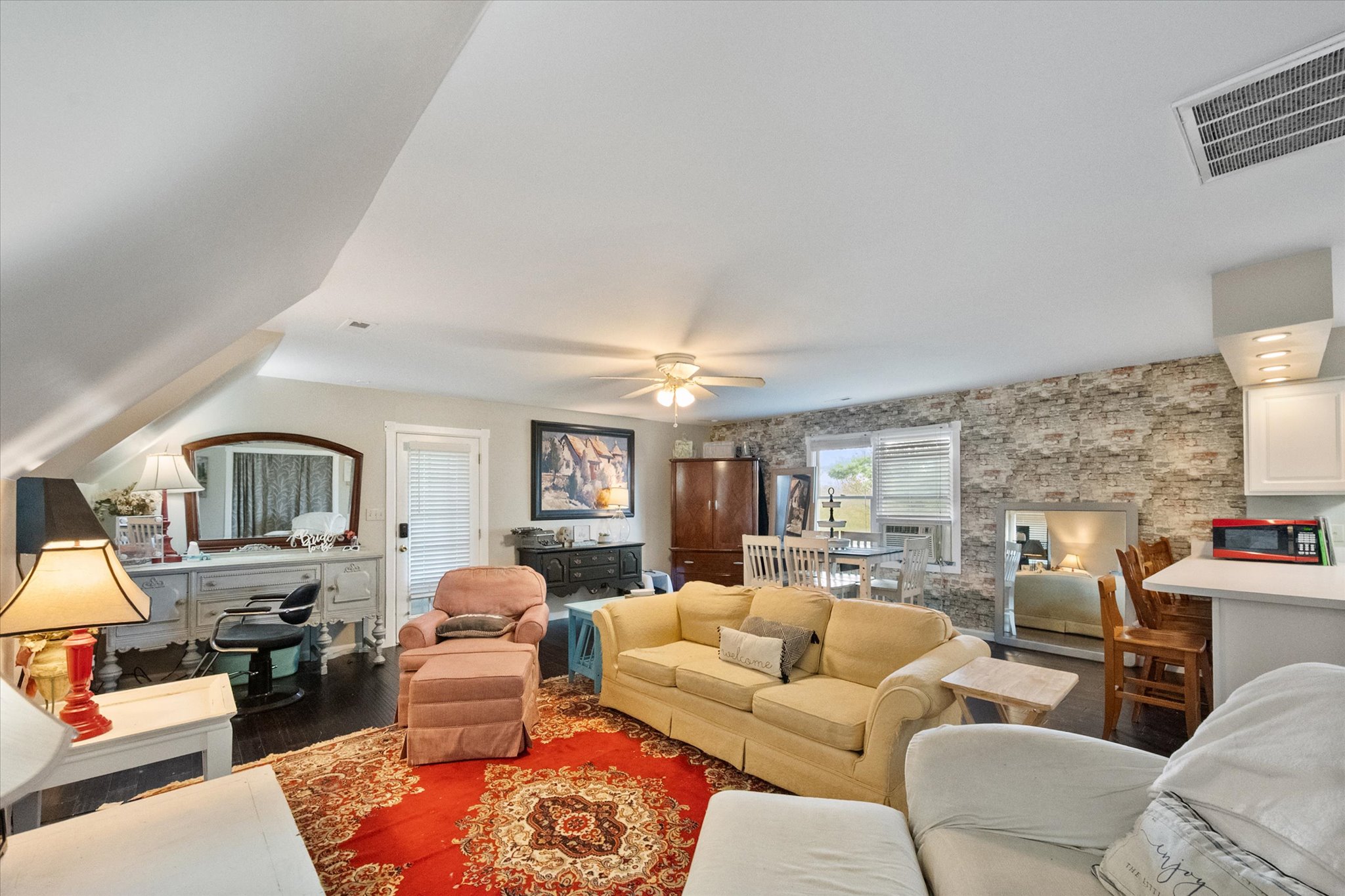 Shelbyville, Kentucky, 40065, United States, 4 Bedrooms Bedrooms, ,3 BathroomsBathrooms,Residential,For Sale,1986481