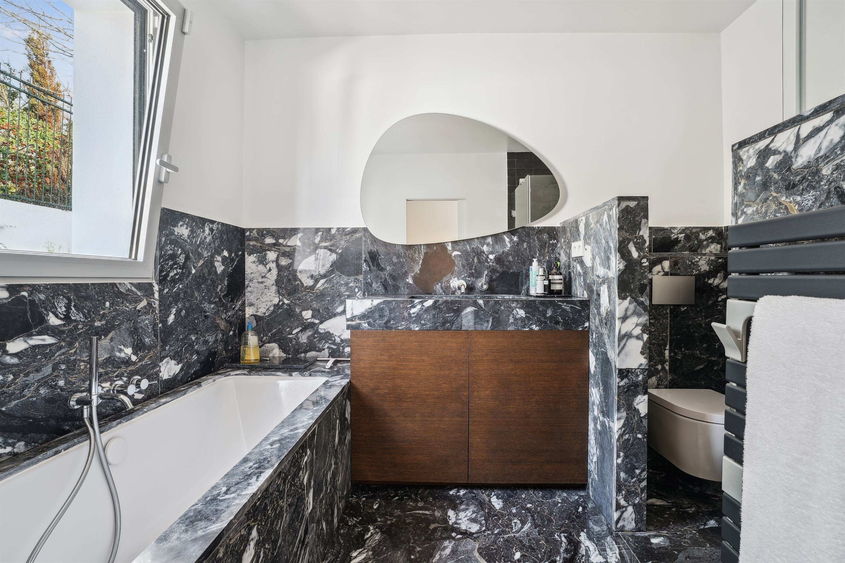  Bougival Town Centre – Contemporary Family Home with Infinity Pool, Expansive T… - 物件實景