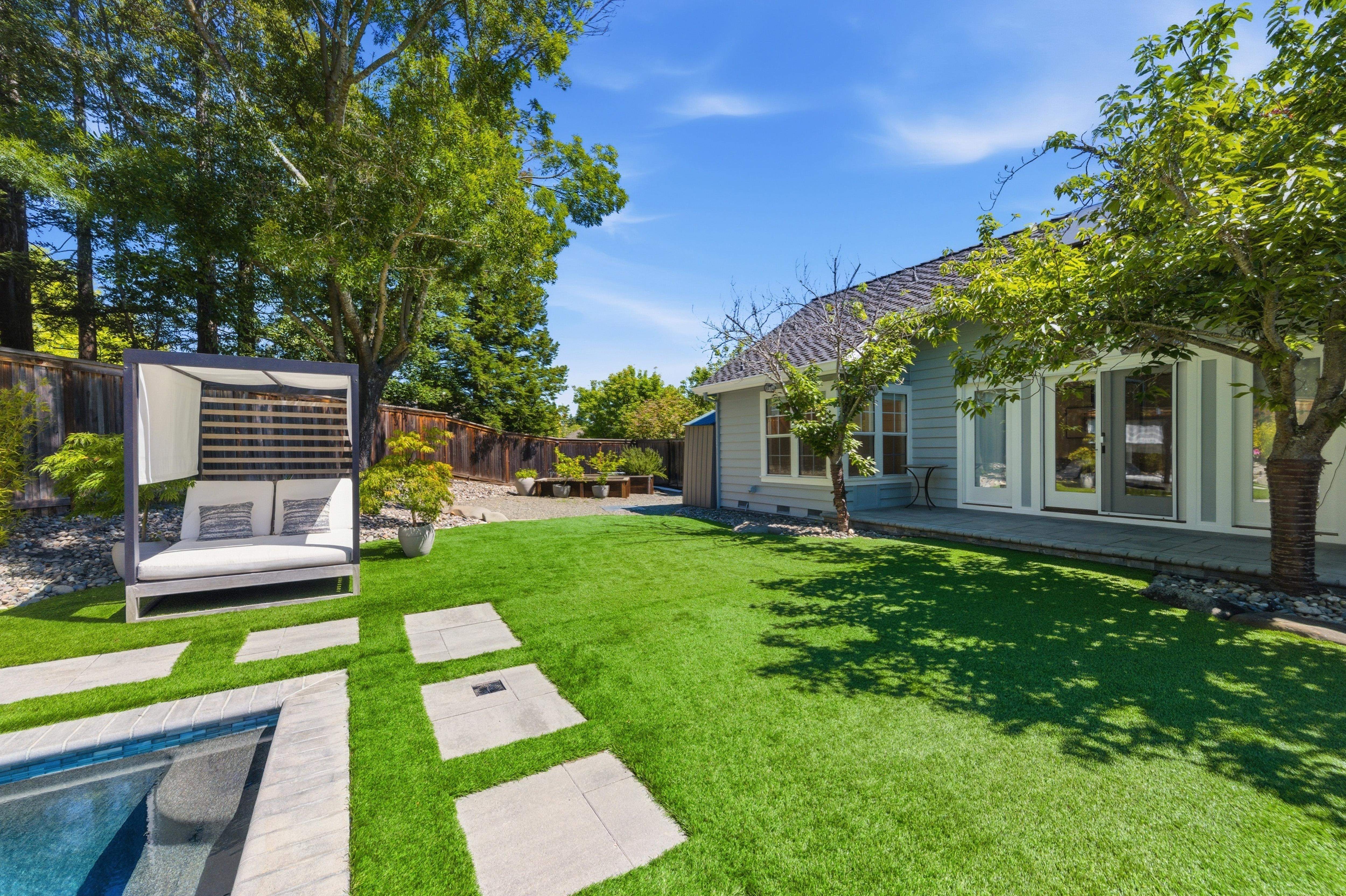  Timeless Transitional Estate with Resort-Style Backyard - 物件實景