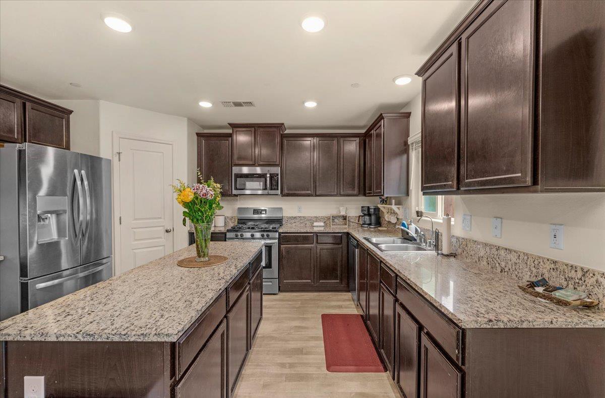 Fresno, California, 93722, United States, 5 Bedrooms Bedrooms, ,3 BathroomsBathrooms,Residential,For Sale,1982186