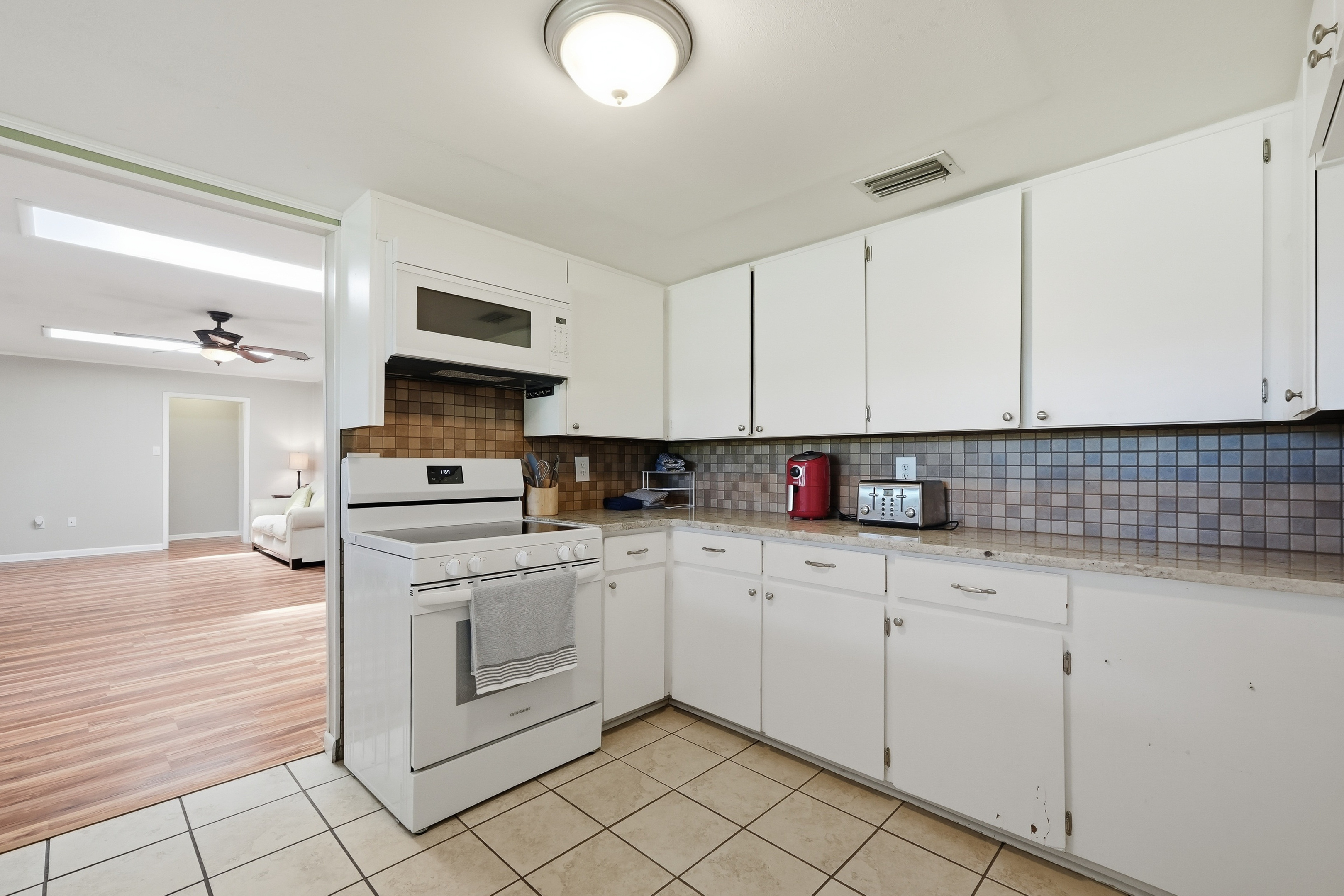  Well-Maintained Golf Course Home with Flexible Living Spaces - 物件實景
