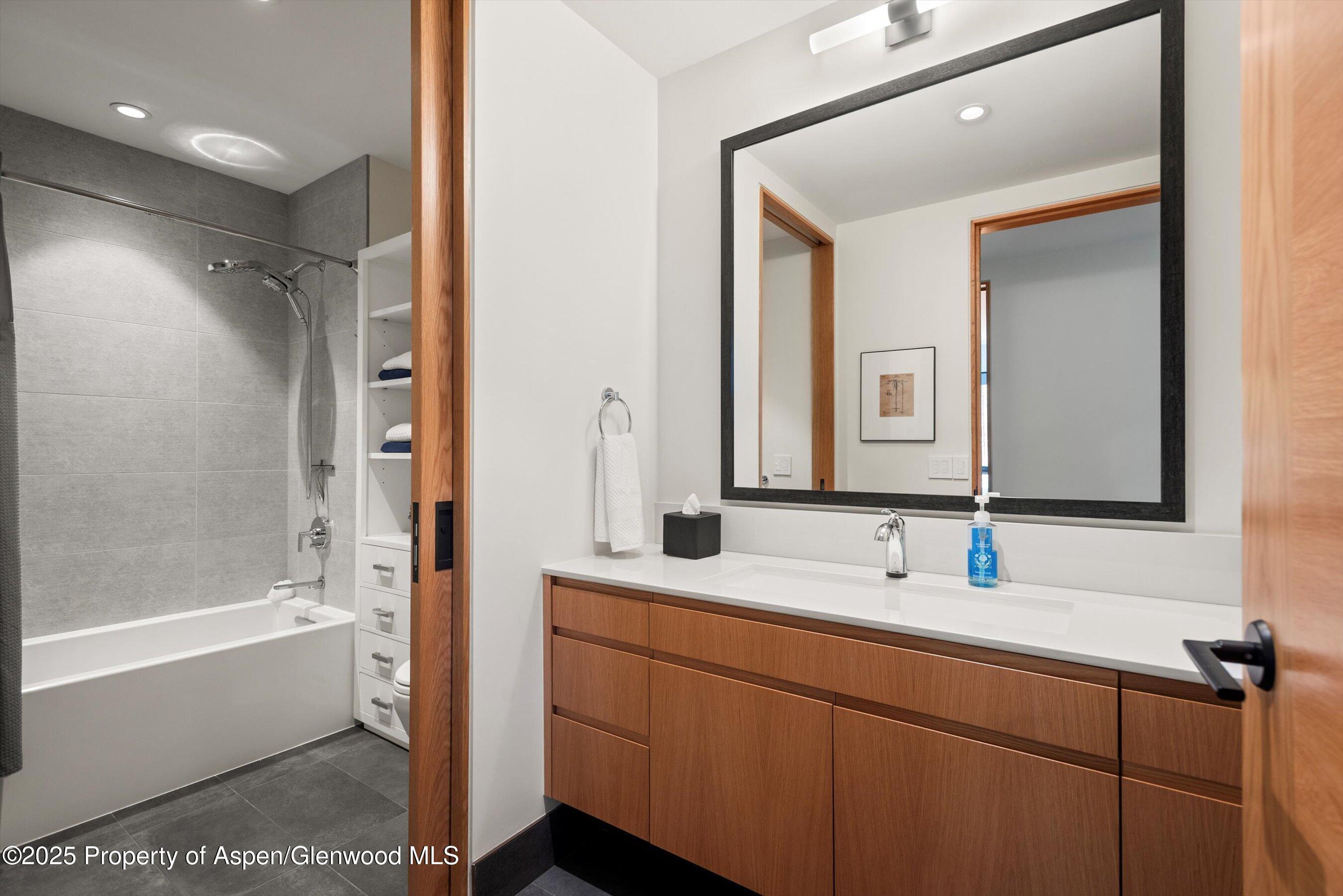 Snowmass Village, Colorado, 81615, United States, 3 Bedrooms Bedrooms, ,3 BathroomsBathrooms,Residential,For Sale,1997105