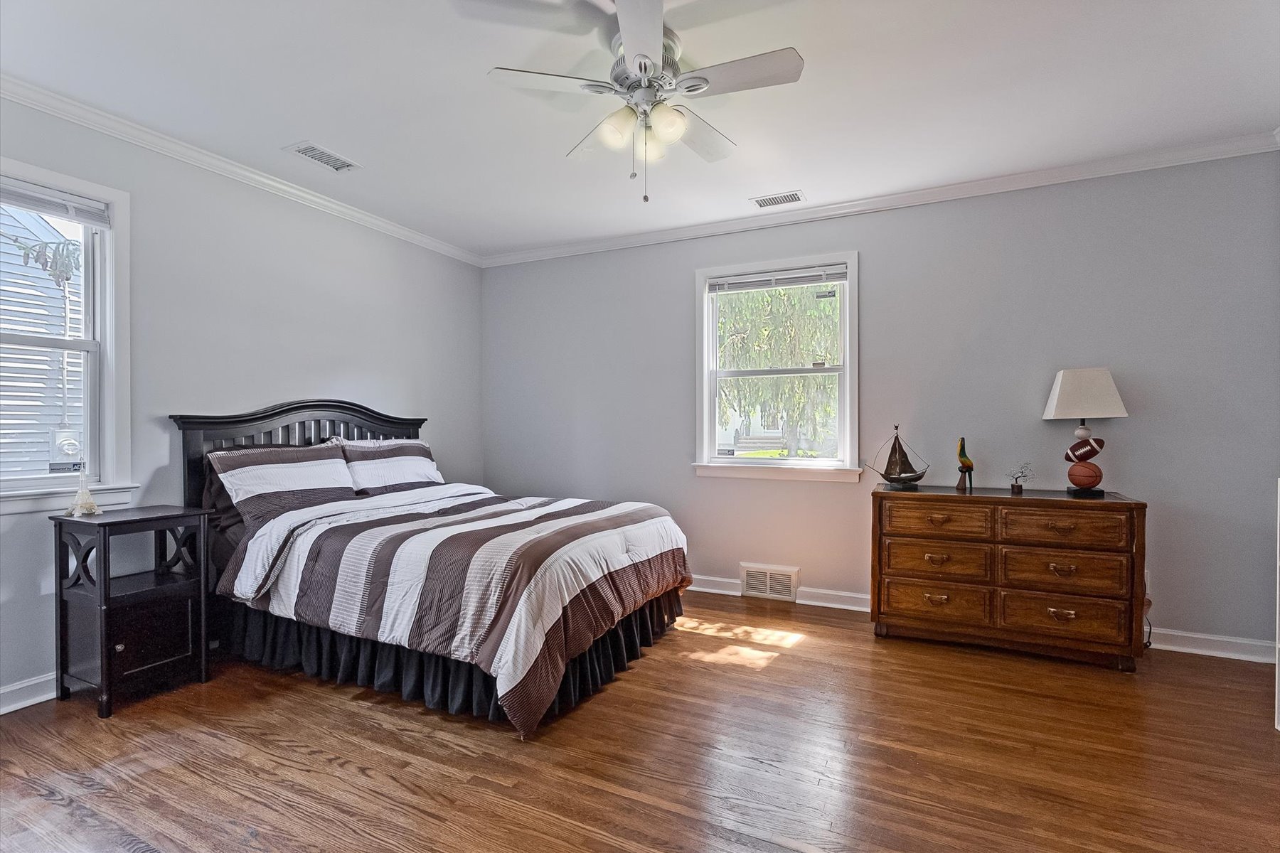  Easy One Floor Ranch Style Home with Vibrant and Perfectly Manicured Property - 物件實景