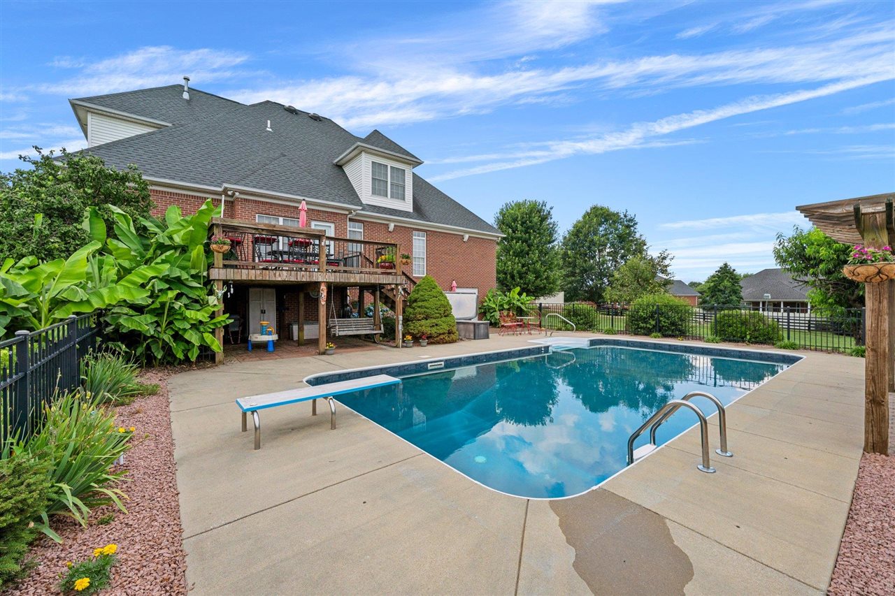 Bowling Green, Kentucky, 42104, United States, 6 Bedrooms Bedrooms, ,4 BathroomsBathrooms,Residential,For Sale,1882789