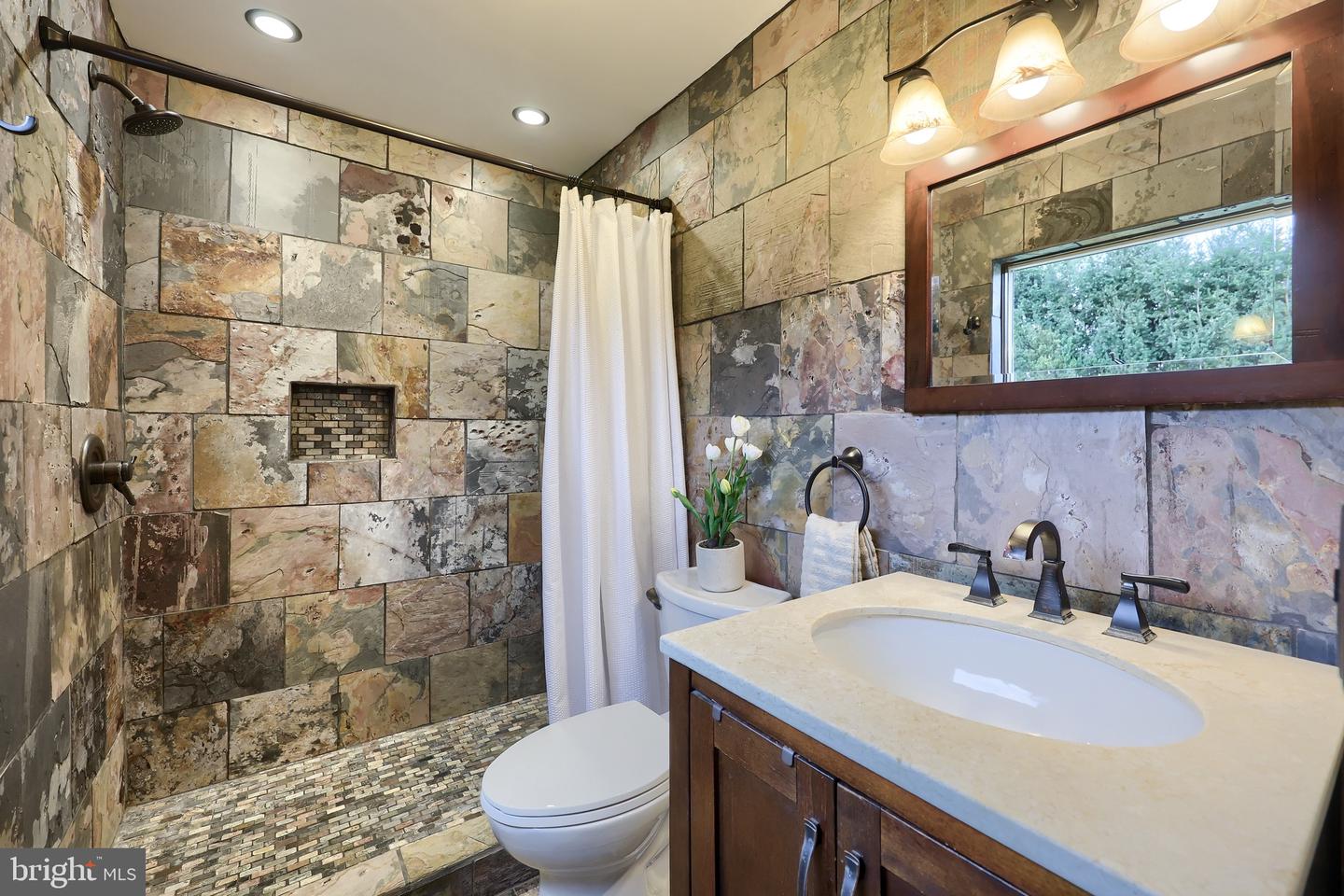 Lancaster, Pennsylvania, 17601, United States, 4 Bedrooms Bedrooms, ,3 BathroomsBathrooms,Residential,For Sale,1999084