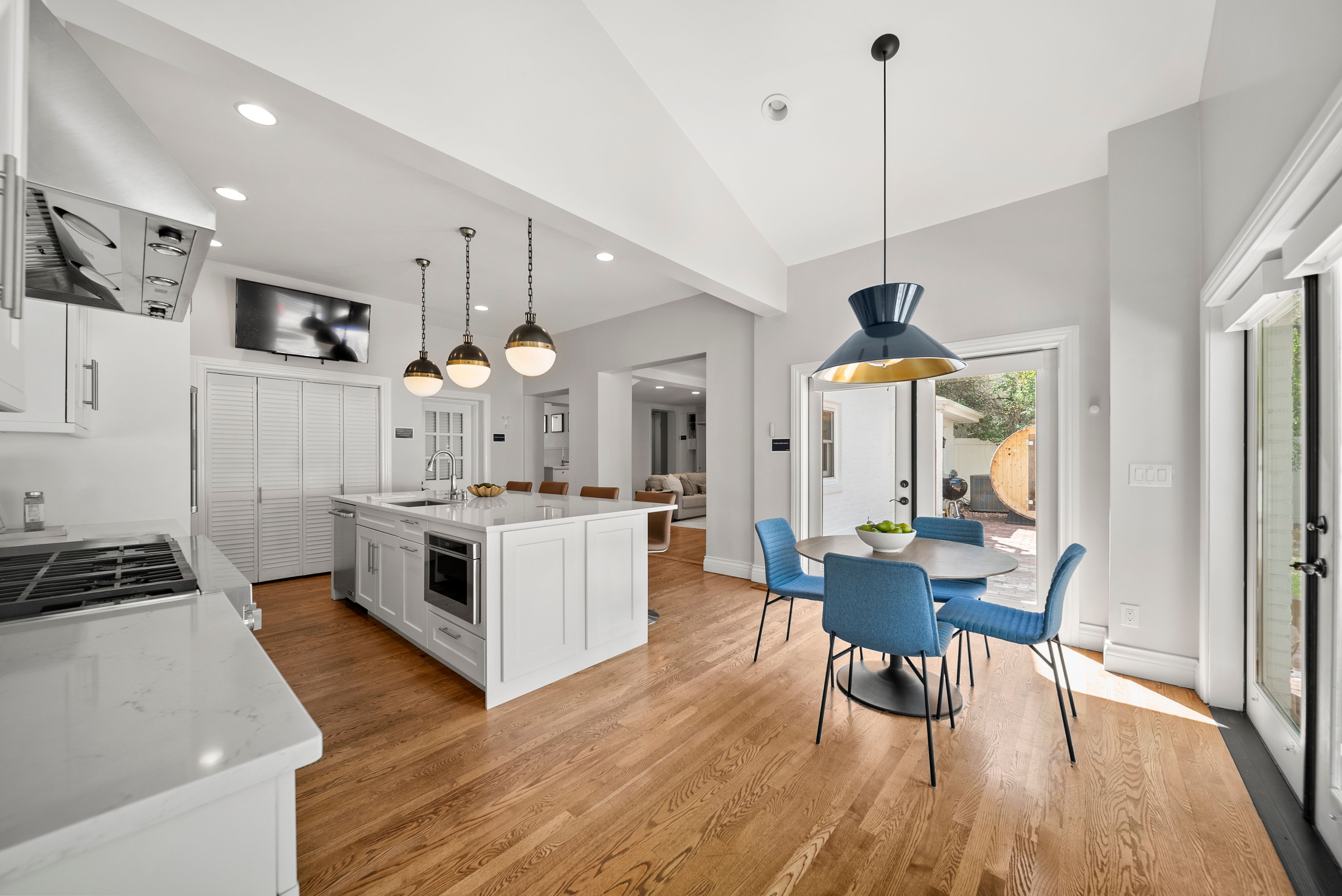 This Home Blends Historic Character with Modern Functionality - 物件實景