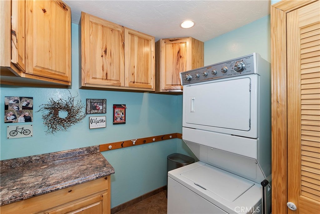 Lake Arrowhead, California, 92352, United States, 4 Bedrooms Bedrooms, ,3 BathroomsBathrooms,Residential,For Sale,1975175