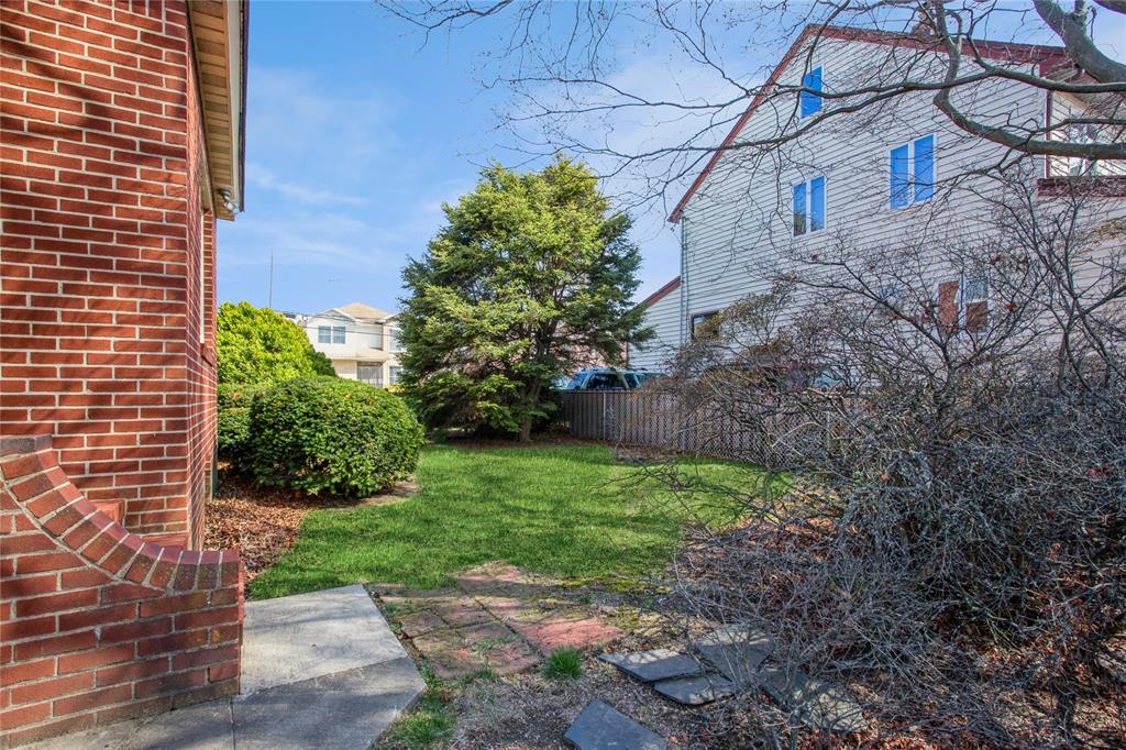 New Hyde Park, New York, 11040, United States, 3 Bedrooms Bedrooms, ,2 BathroomsBathrooms,Residential,For Sale,1923686