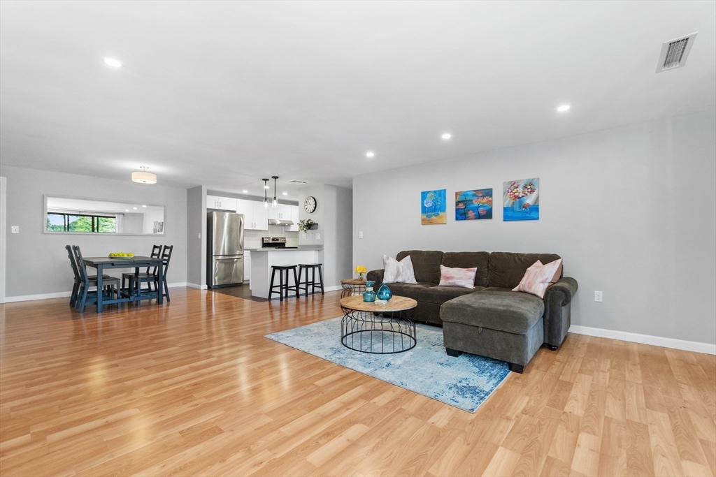 Medford, Massachusetts, 02155, United States, 2 Bedrooms Bedrooms, ,2 BathroomsBathrooms,Residential,For Sale,1939761