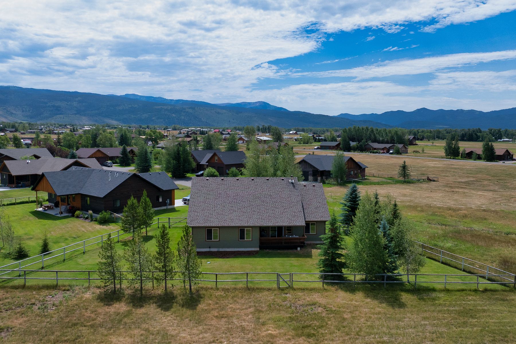  Charming Vaulted-Ceiling Ranch in River Meadows - 物件實景