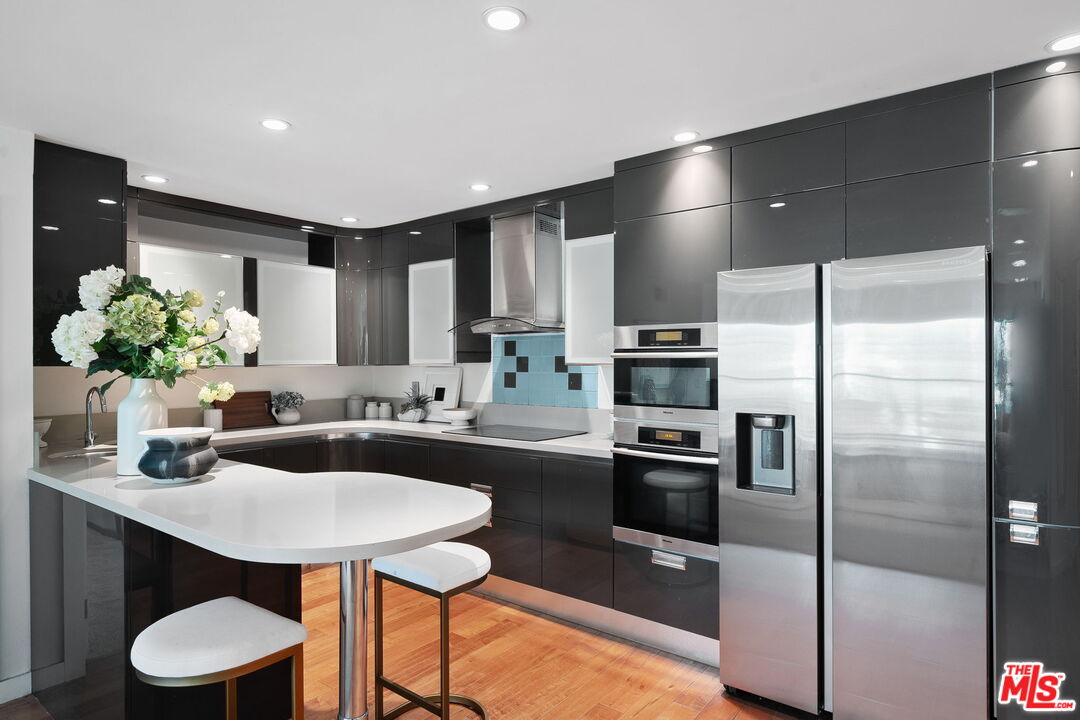 West Hollywood, California, 90069, United States, 2 Bedrooms Bedrooms, ,2 BathroomsBathrooms,Residential,For Sale,1786115