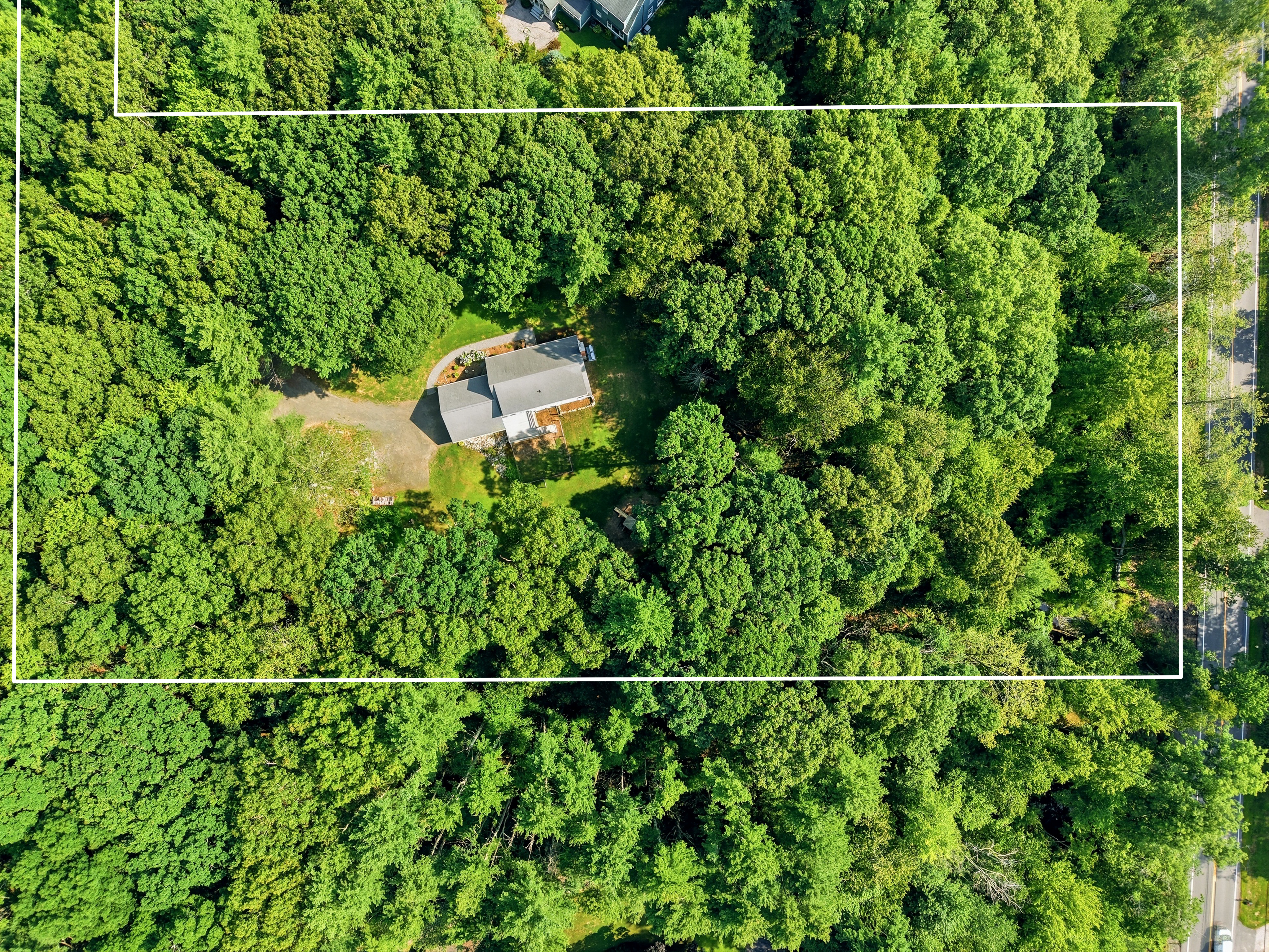  Lovingly Maintained Custom-Built Home on 2.47 Acres - 物件實景
