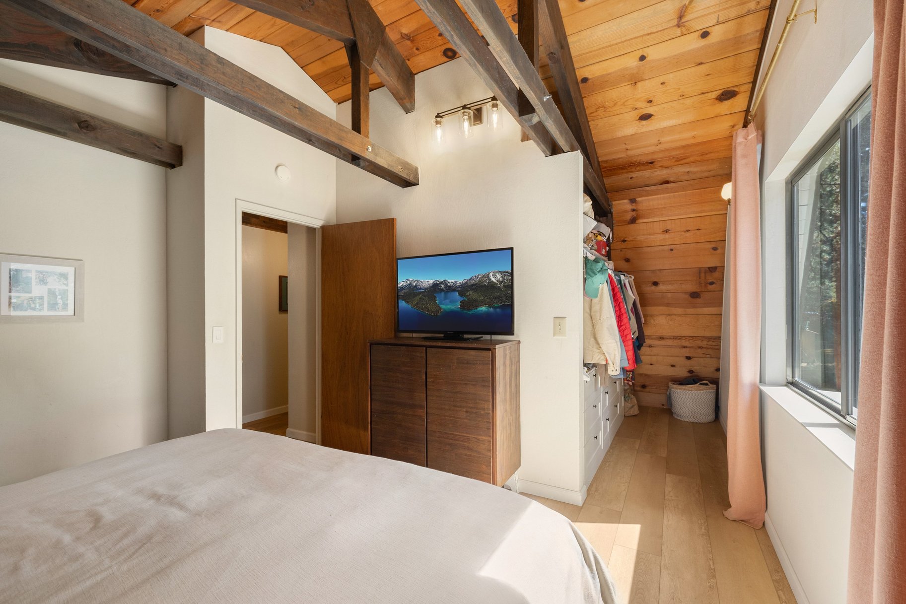  Charming Gambrel-Style Home in a Peaceful Setting - 物件實景