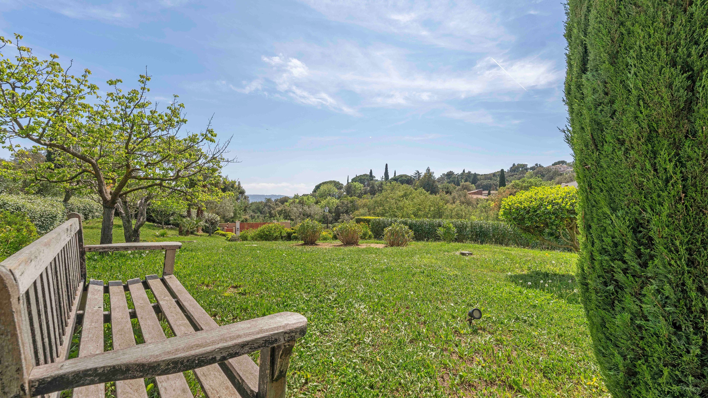  Highly sought-after private estate: contemporary villa close to the Beauvallon … - 物件實景