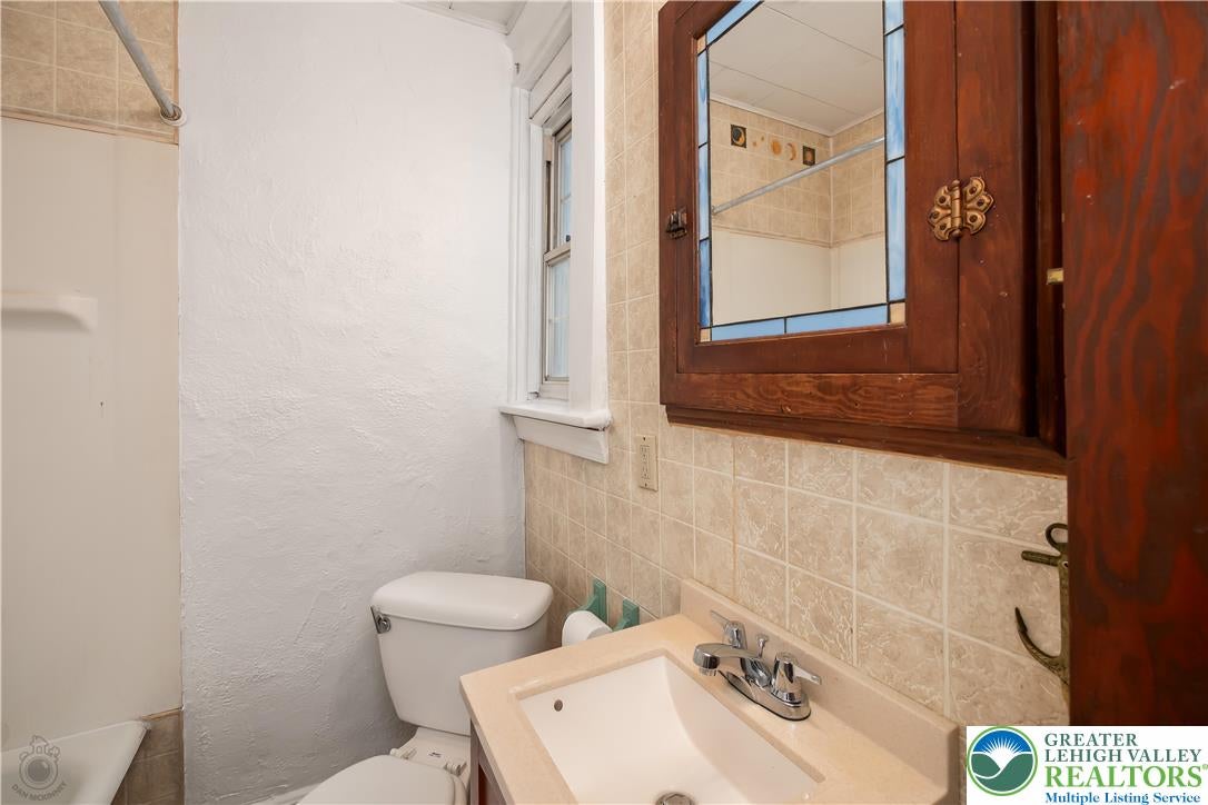 Palmer Twp, Pennsylvania, 18045, United States, 6 Bedrooms Bedrooms, ,2 BathroomsBathrooms,Residential,For Sale,1932812