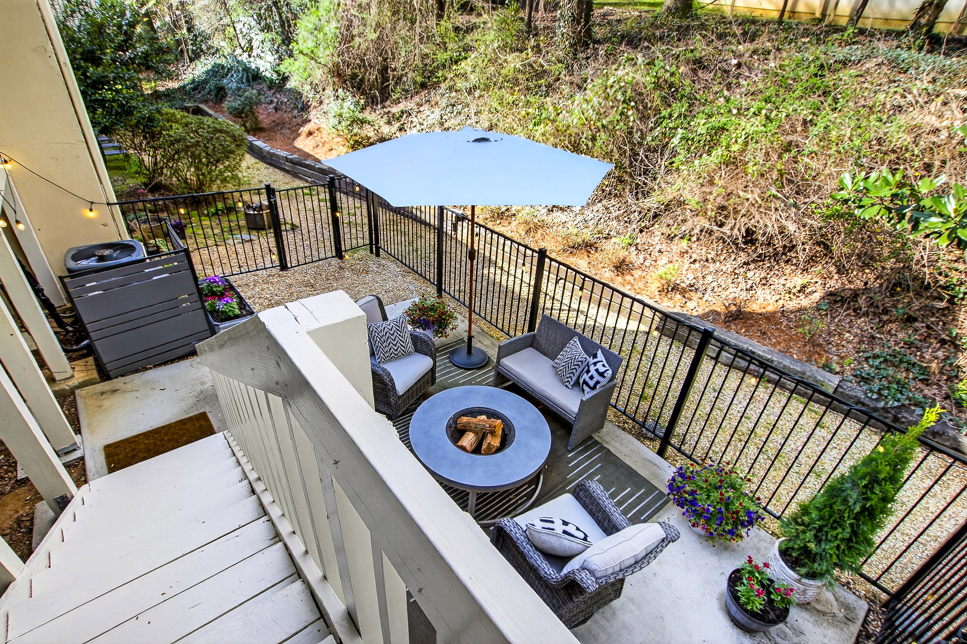  Spacious and Updated Townhome Offers Comfort, Charm and Convenience - 物件實景