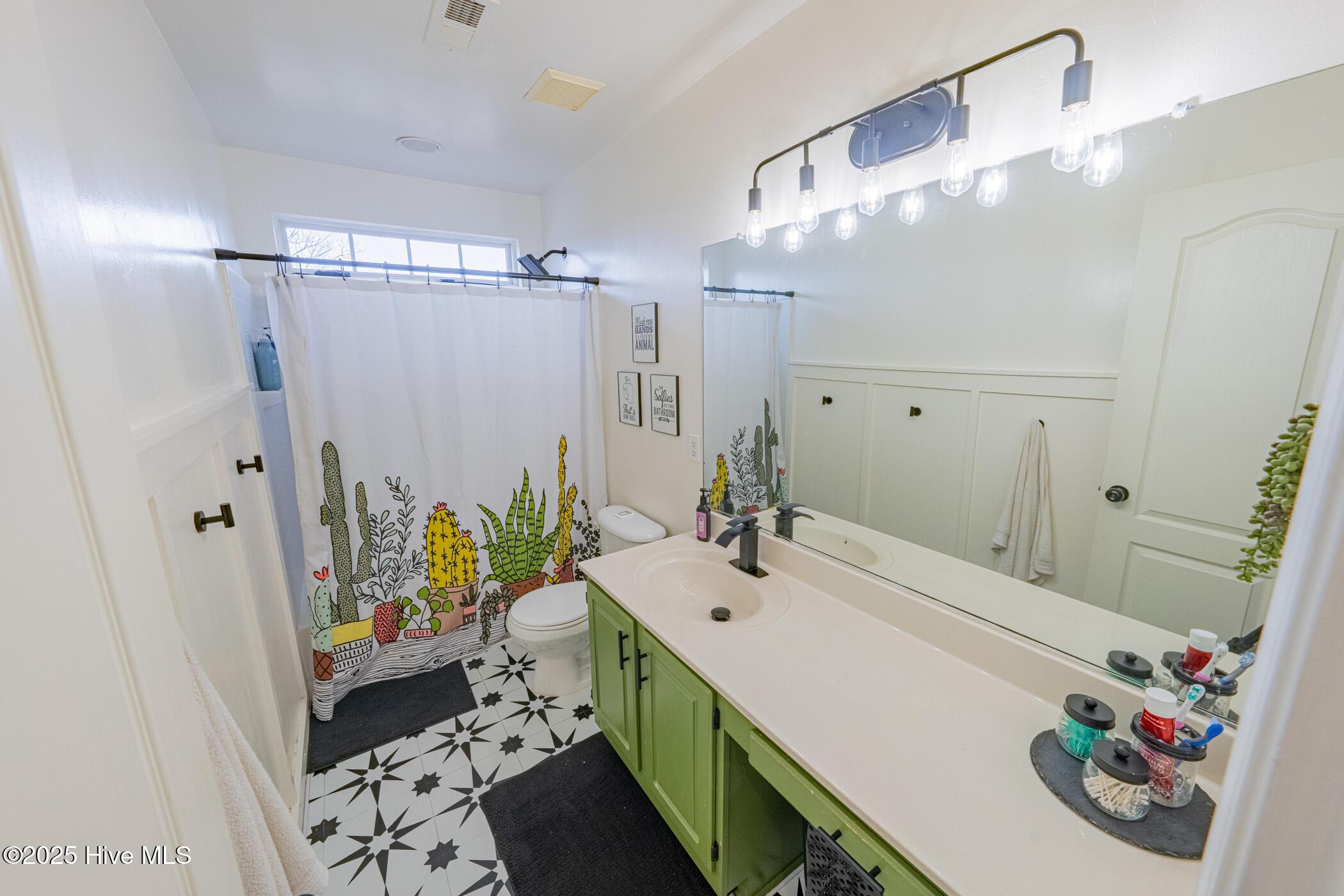 Moyock, North Carolina, 27958, United States, 6 Bedrooms Bedrooms, ,3 BathroomsBathrooms,Residential,For Sale,1997341