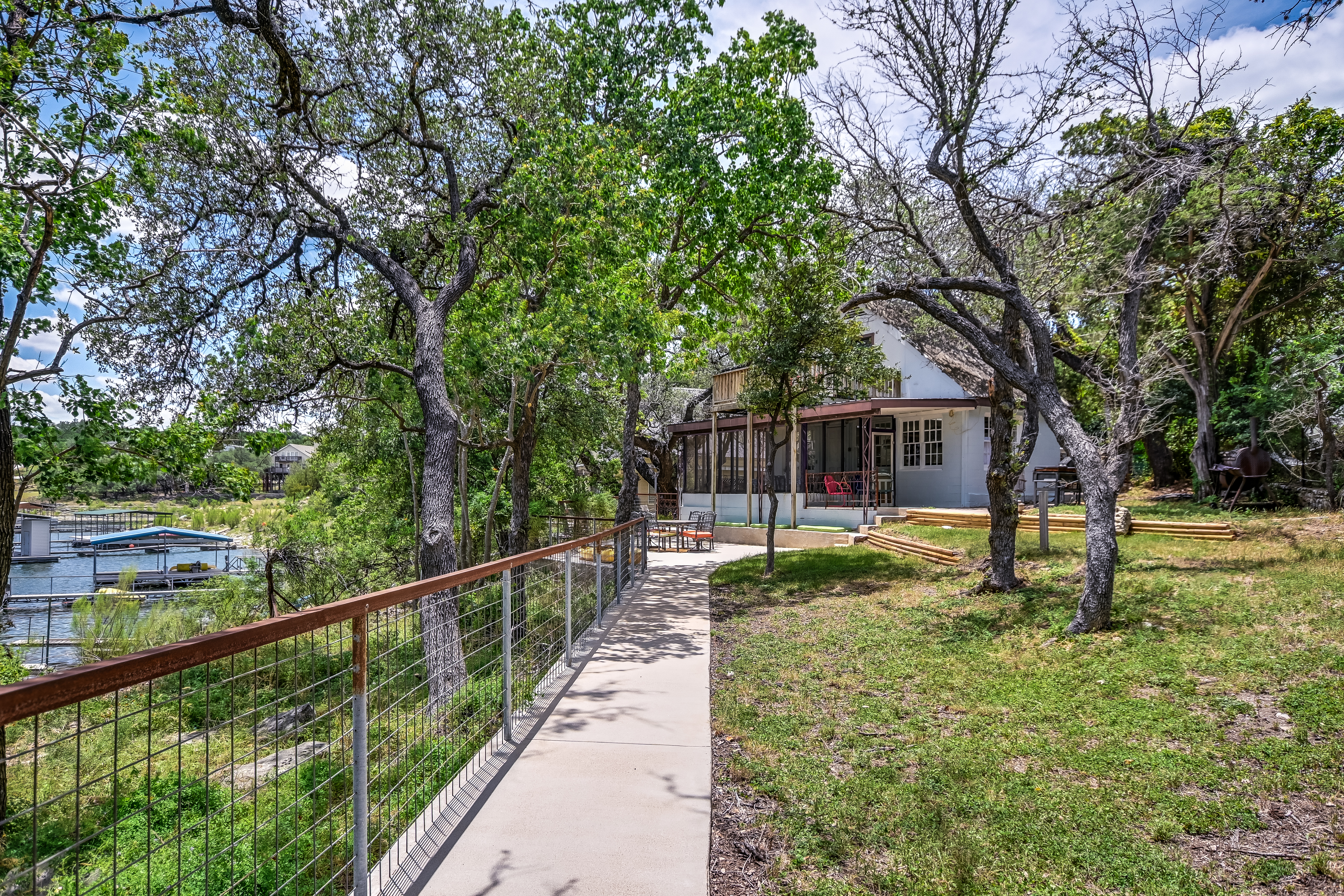  JUST LISTED - Charming lakefront retreat on Lake Travis - 物件實景