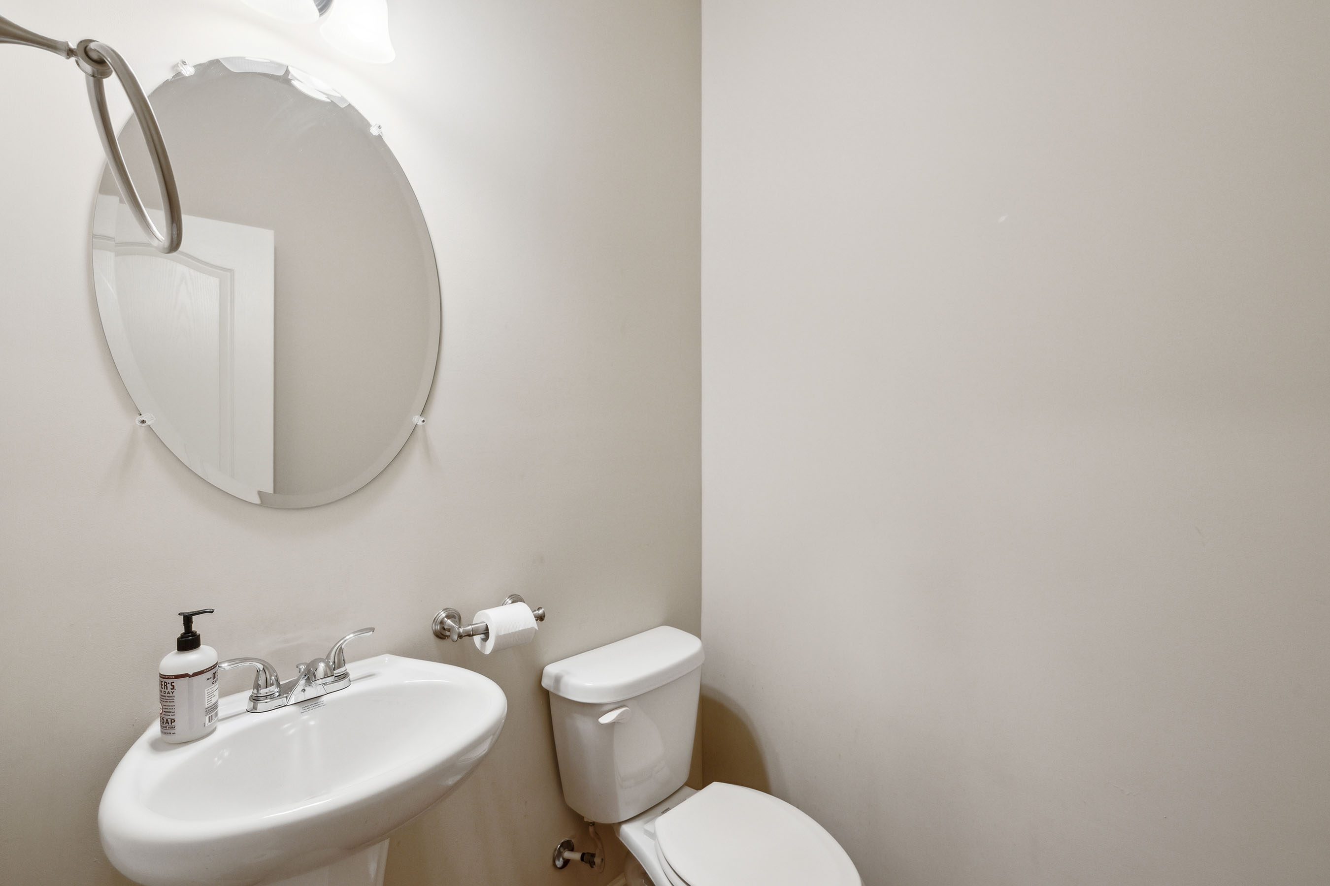  Welcome to this Beautifully Maintained Two-Story Townhome - 物件實景