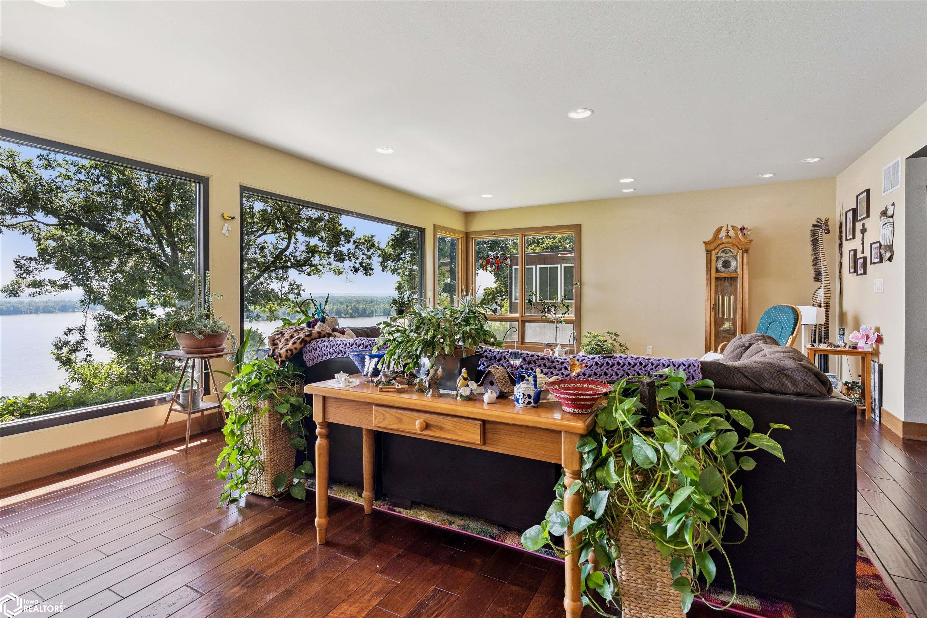 Burlington, Iowa, 52601, United States, 3 Bedrooms Bedrooms, ,3 BathroomsBathrooms,Residential,For Sale,1879200