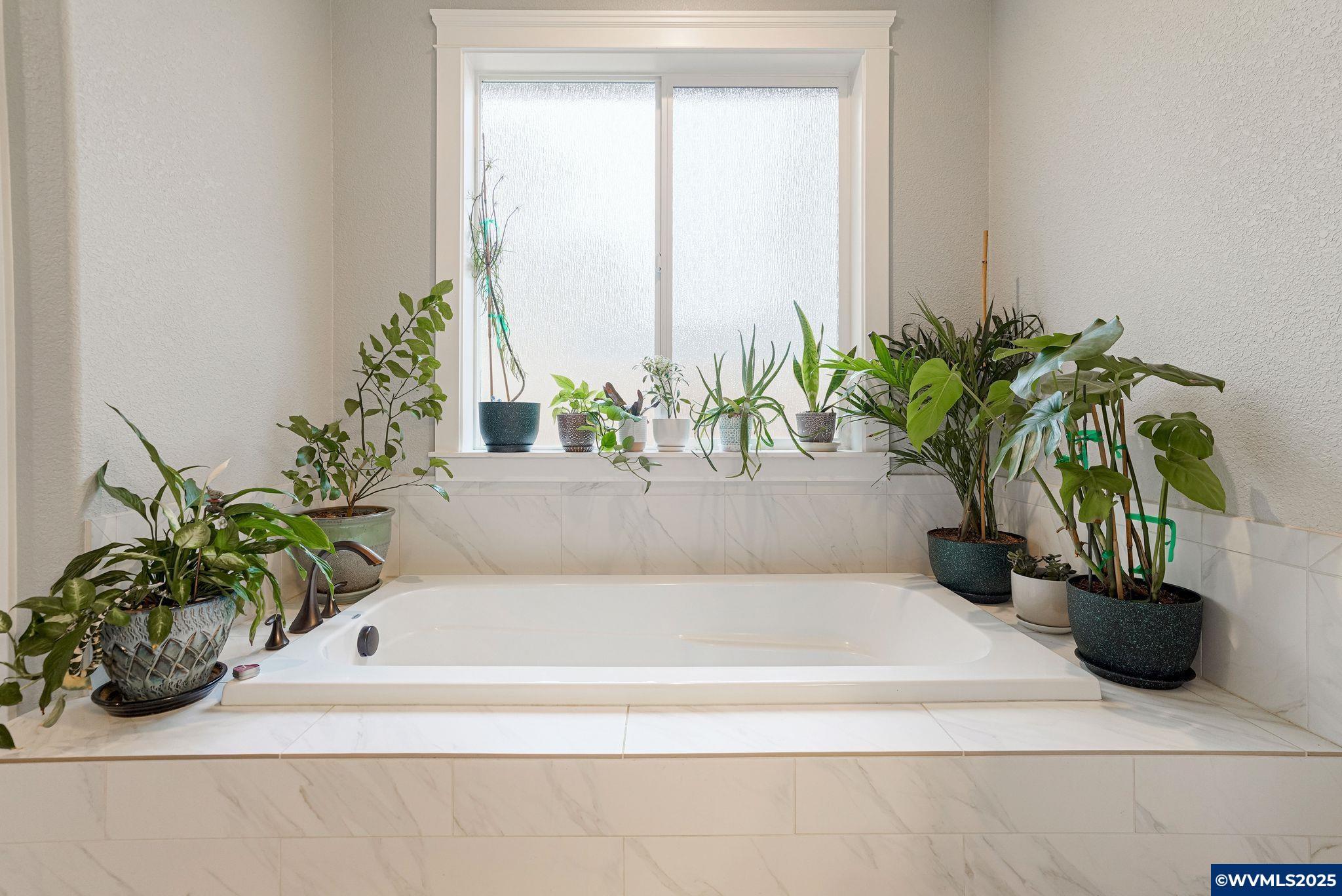 Dallas, Oregon, 97338, United States, 4 Bedrooms Bedrooms, ,2 BathroomsBathrooms,Residential,For Sale,1991904