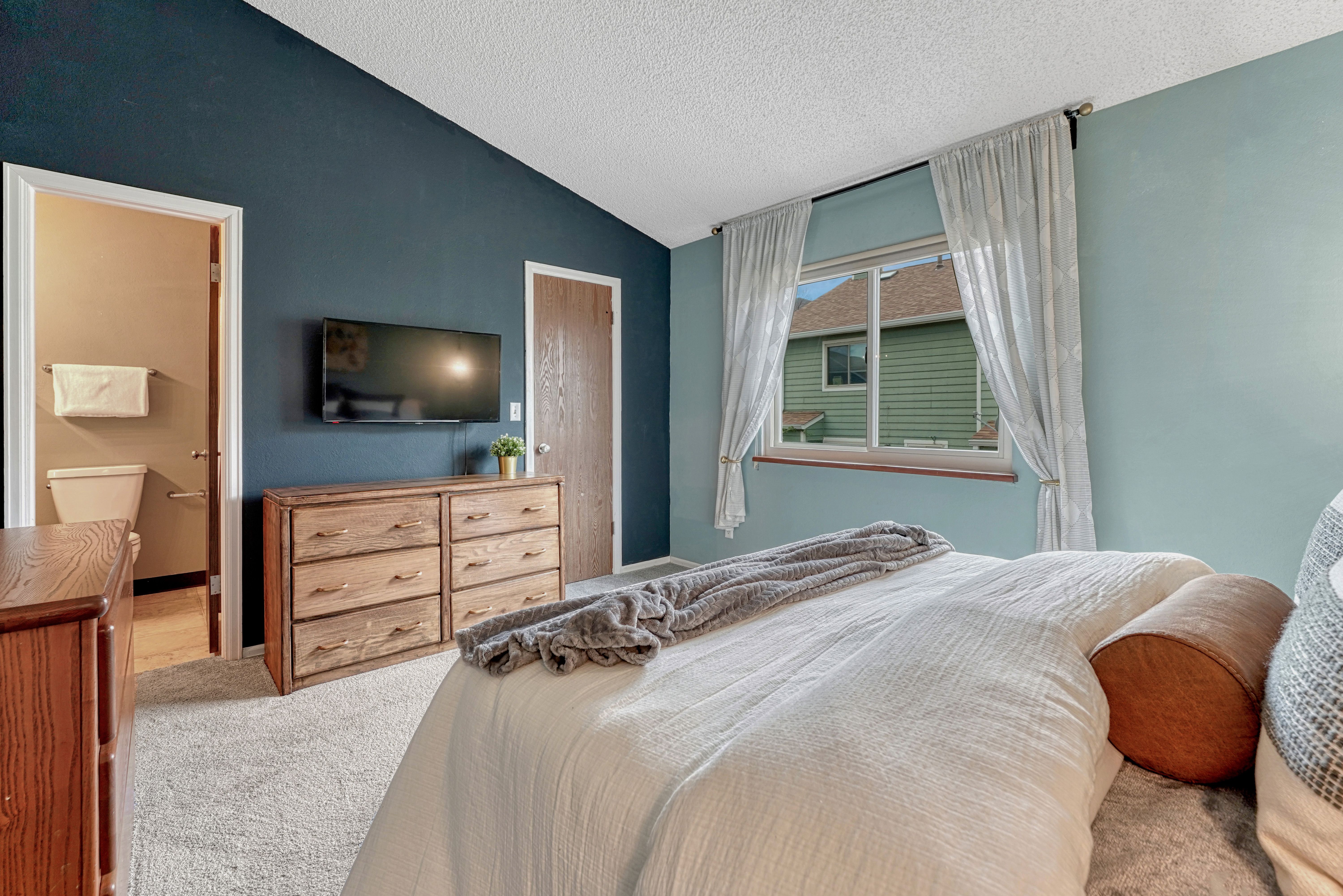  Sunlit Townhouse with Mountain Views & Private Patio - 物件實景