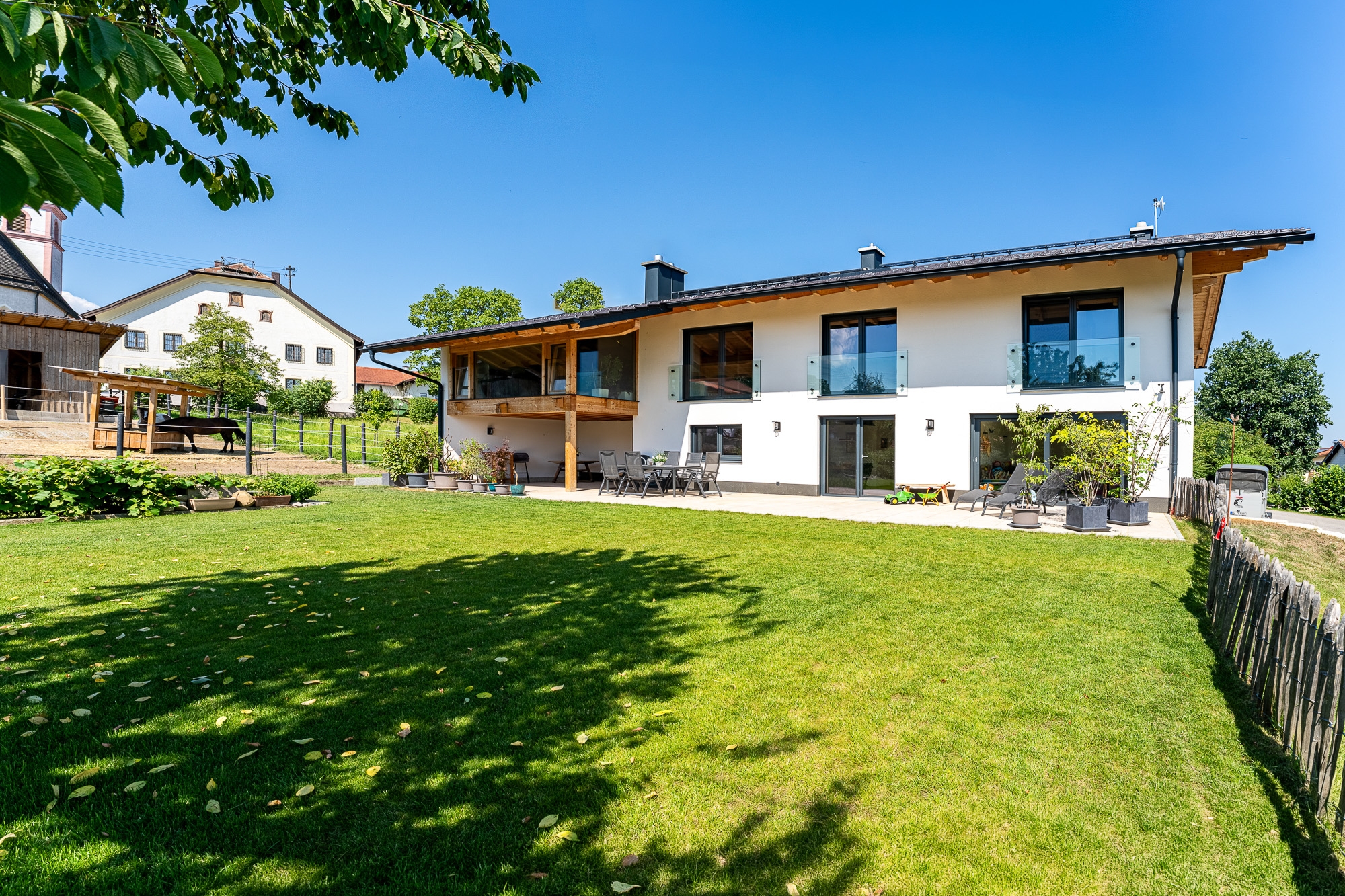  where  every day begin s with a view of the mountains: modern living with a pan... - 物件實景