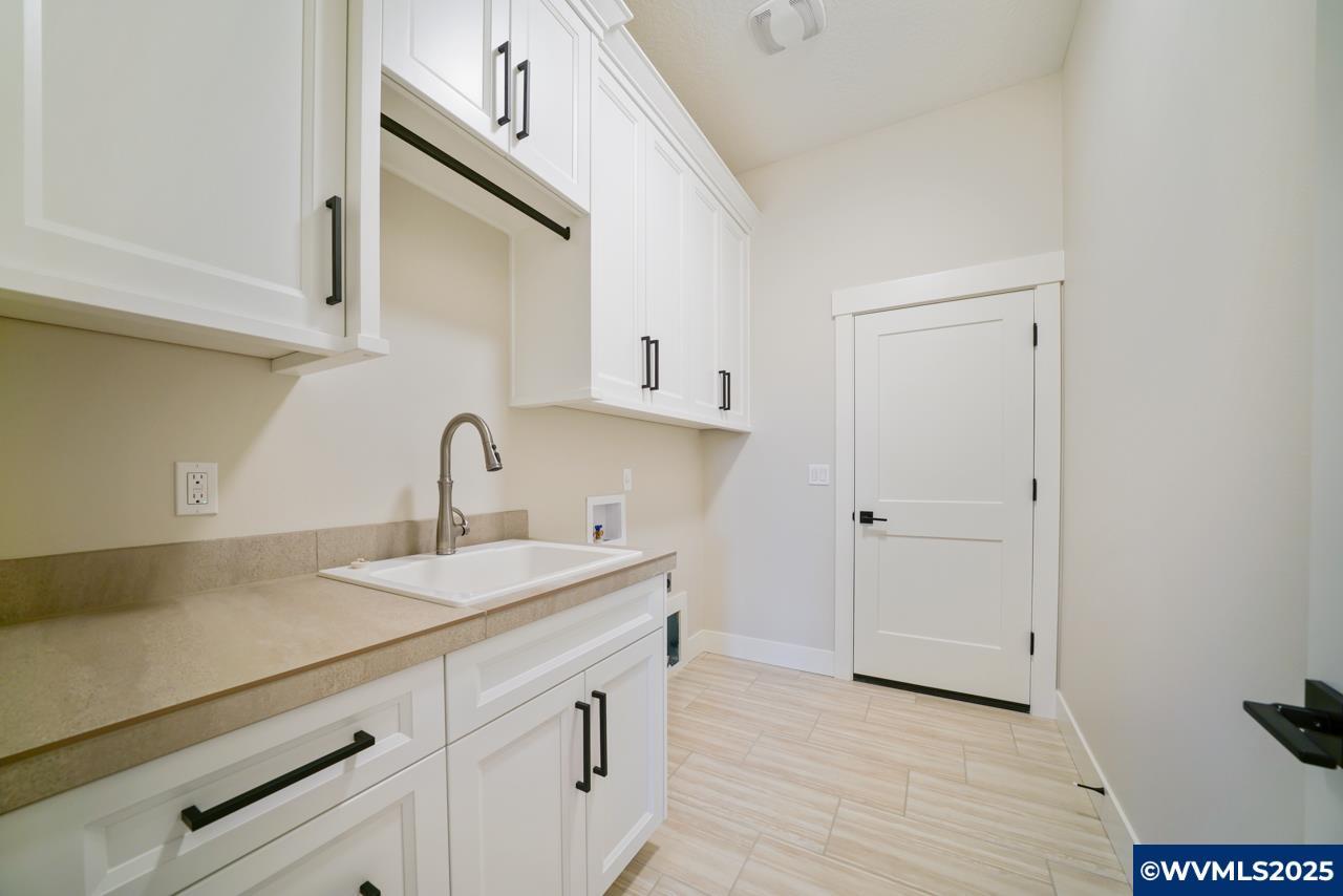 Salem, Oregon, 97306, United States, 4 Bedrooms Bedrooms, ,2 BathroomsBathrooms,Residential,For Sale,1857017