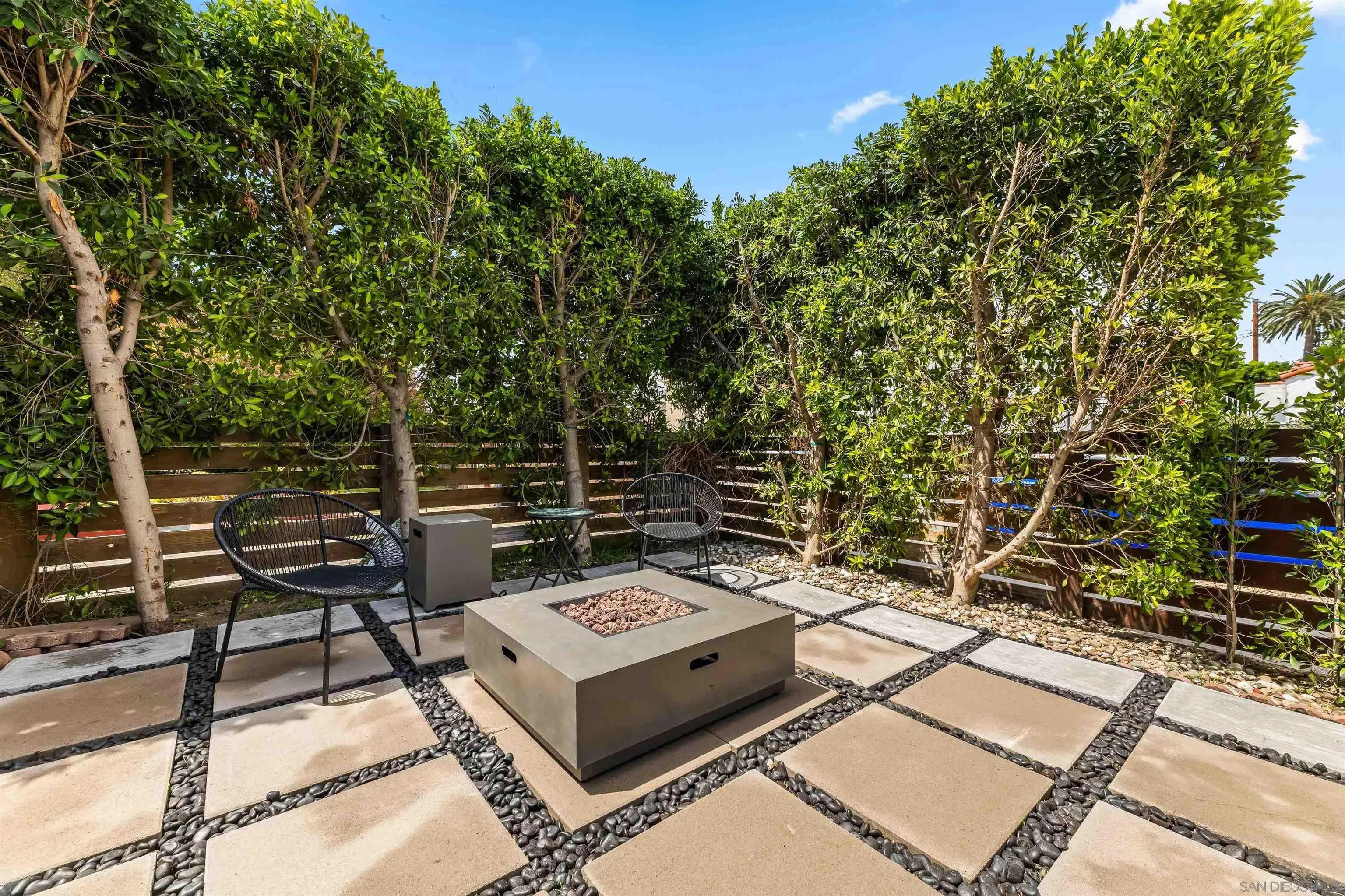 North Hollywood, California, 91601, United States, 2 Bedrooms Bedrooms, ,1 BathroomBathrooms,Residential,For Sale,1992001