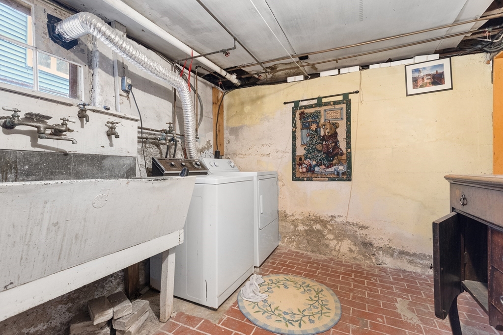 Quincy, Massachusetts, 02170, United States, 3 Bedrooms Bedrooms, ,1 BathroomBathrooms,Residential,For Sale,1988344