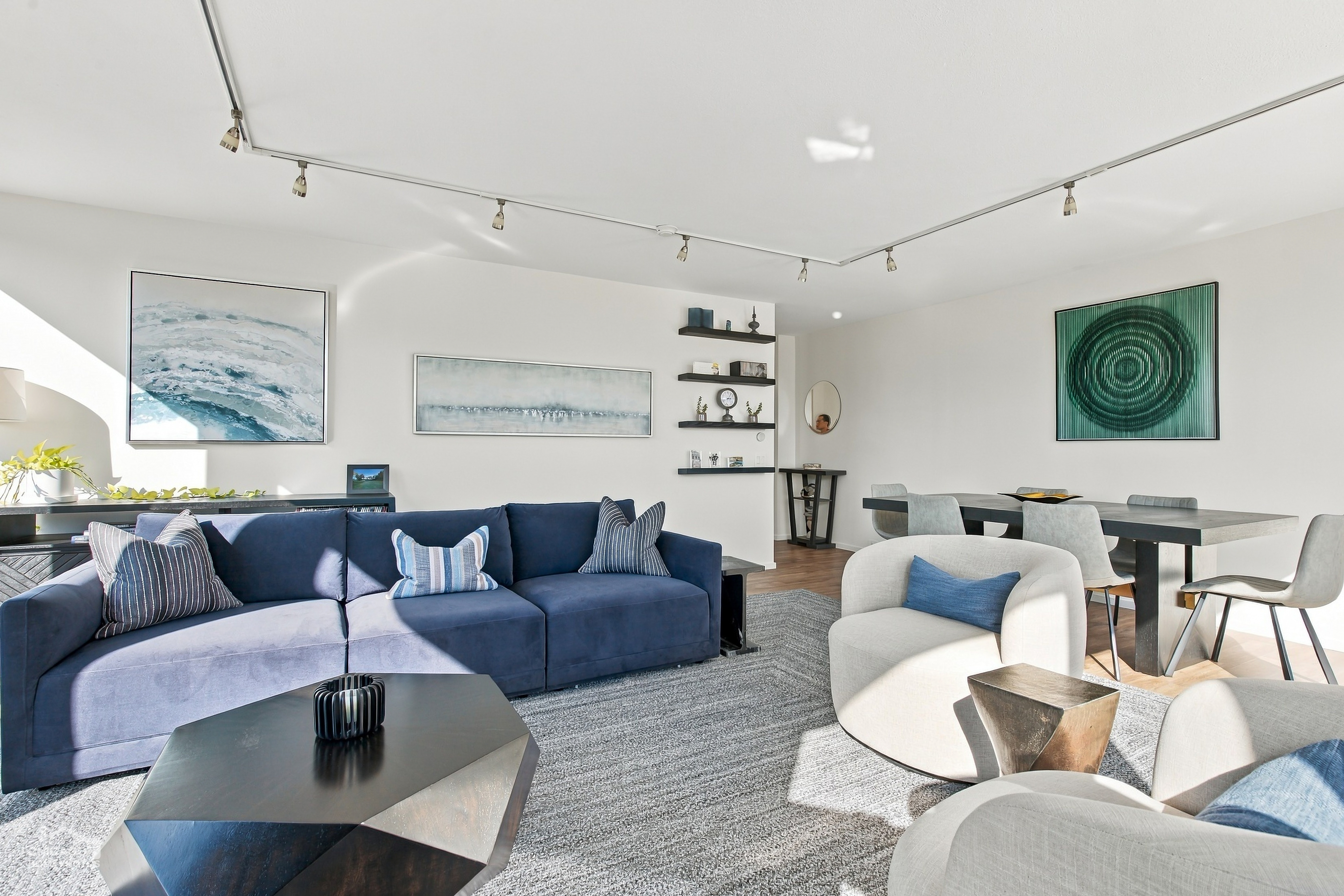  Gorgeous Views from Every Window in this Renovated, Corner Unit Condo - 物件實景