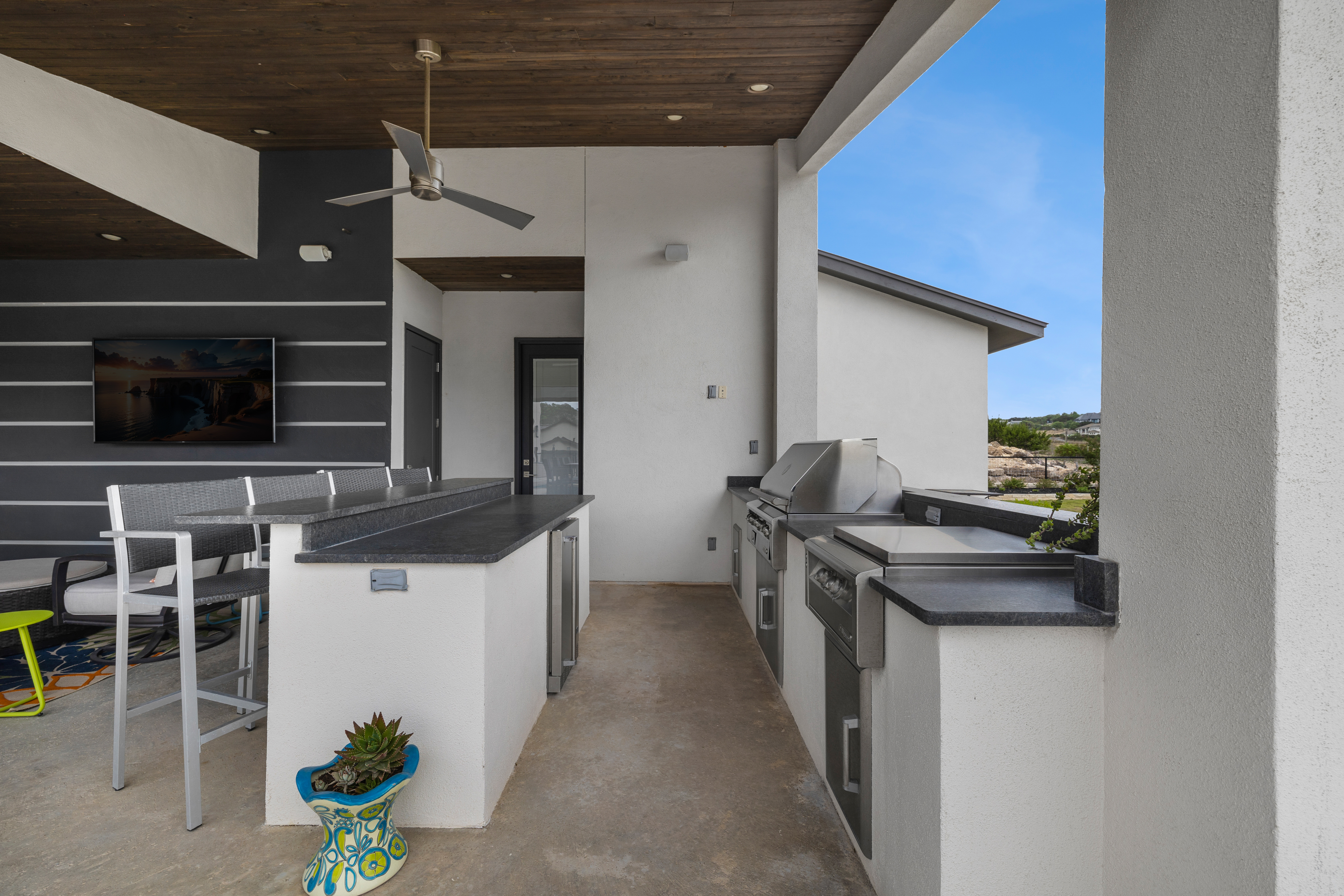  Custom Contemporary with Designer Finishes - 物件實景