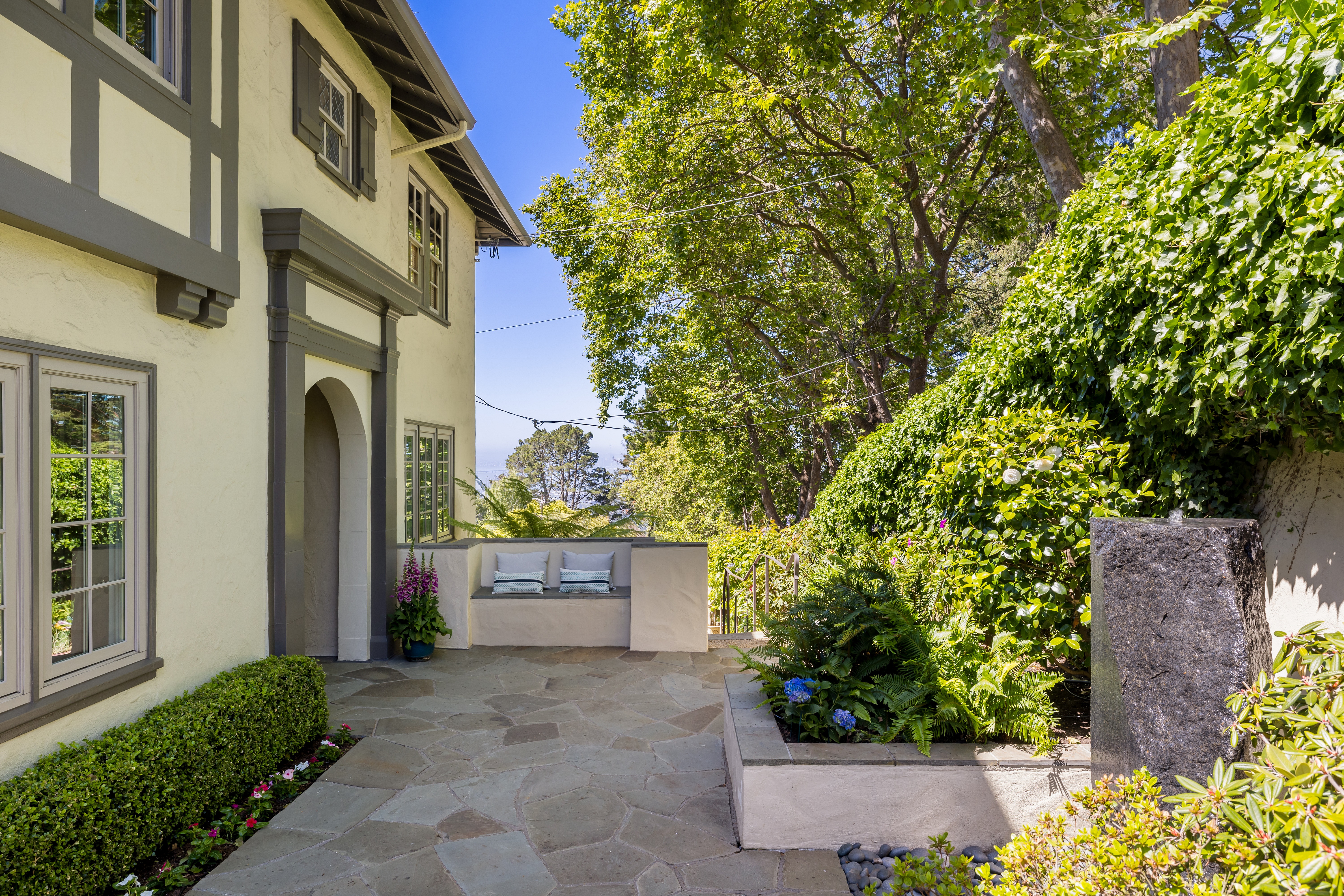  Timeless Berkeley Hills Gem with Spectacular Gardens and Bay Views - 物件實景