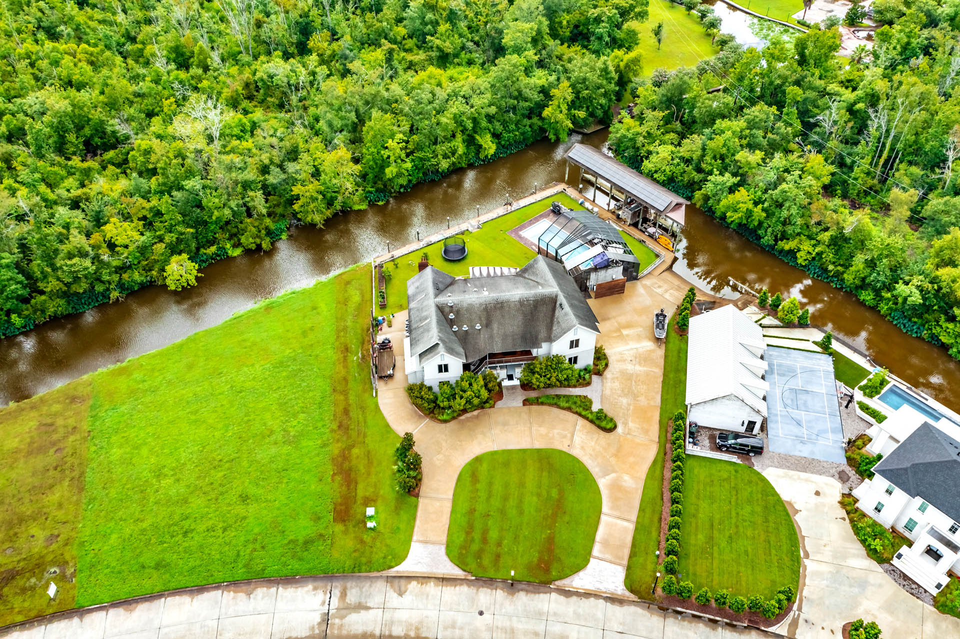 Houma, Louisiana, 70360, United States, 4 Bedrooms Bedrooms, ,5 BathroomsBathrooms,Residential,For Sale,1924614