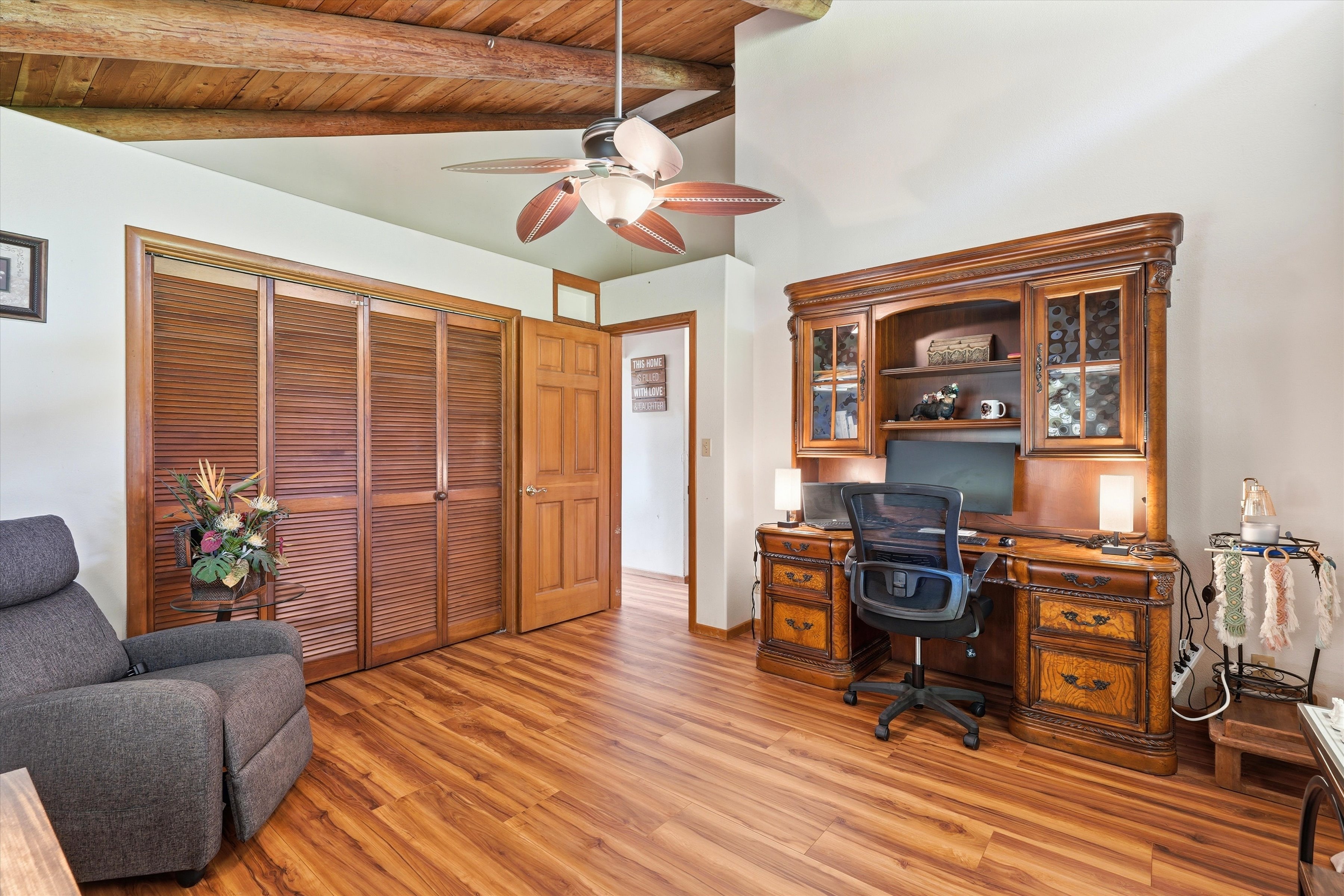  Single-level home on 2.5 fully fenced and gated acres - 物件實景