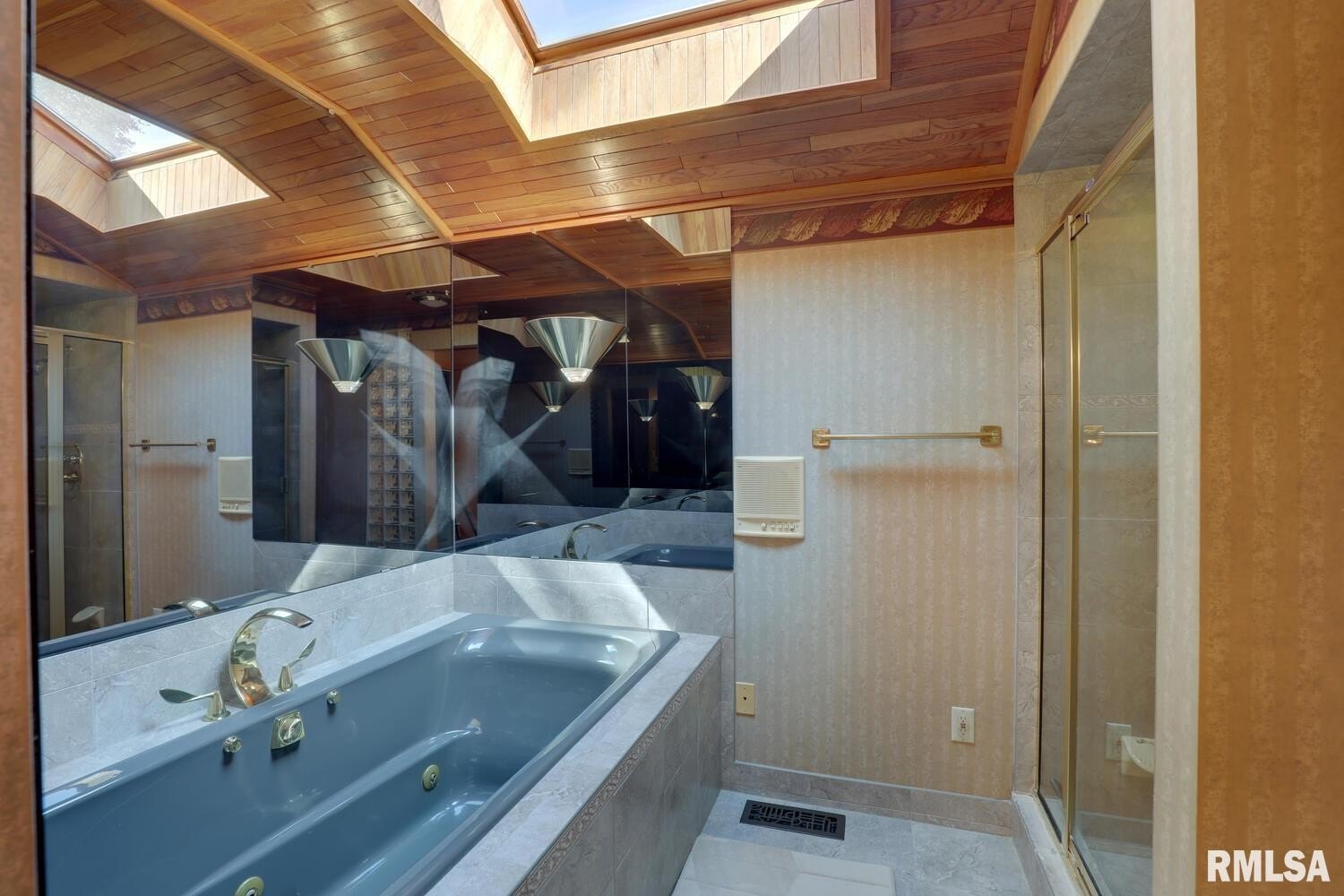 Macomb, Illinois, 61455, United States, 6 Bedrooms Bedrooms, ,5 BathroomsBathrooms,Residential,For Sale,1982236