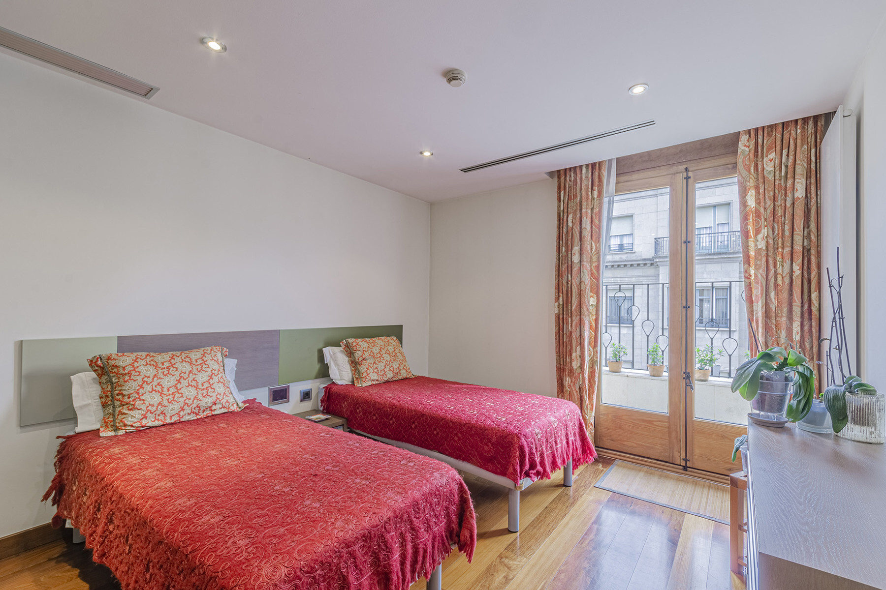  Impressive duplex adjacent to Gaudí