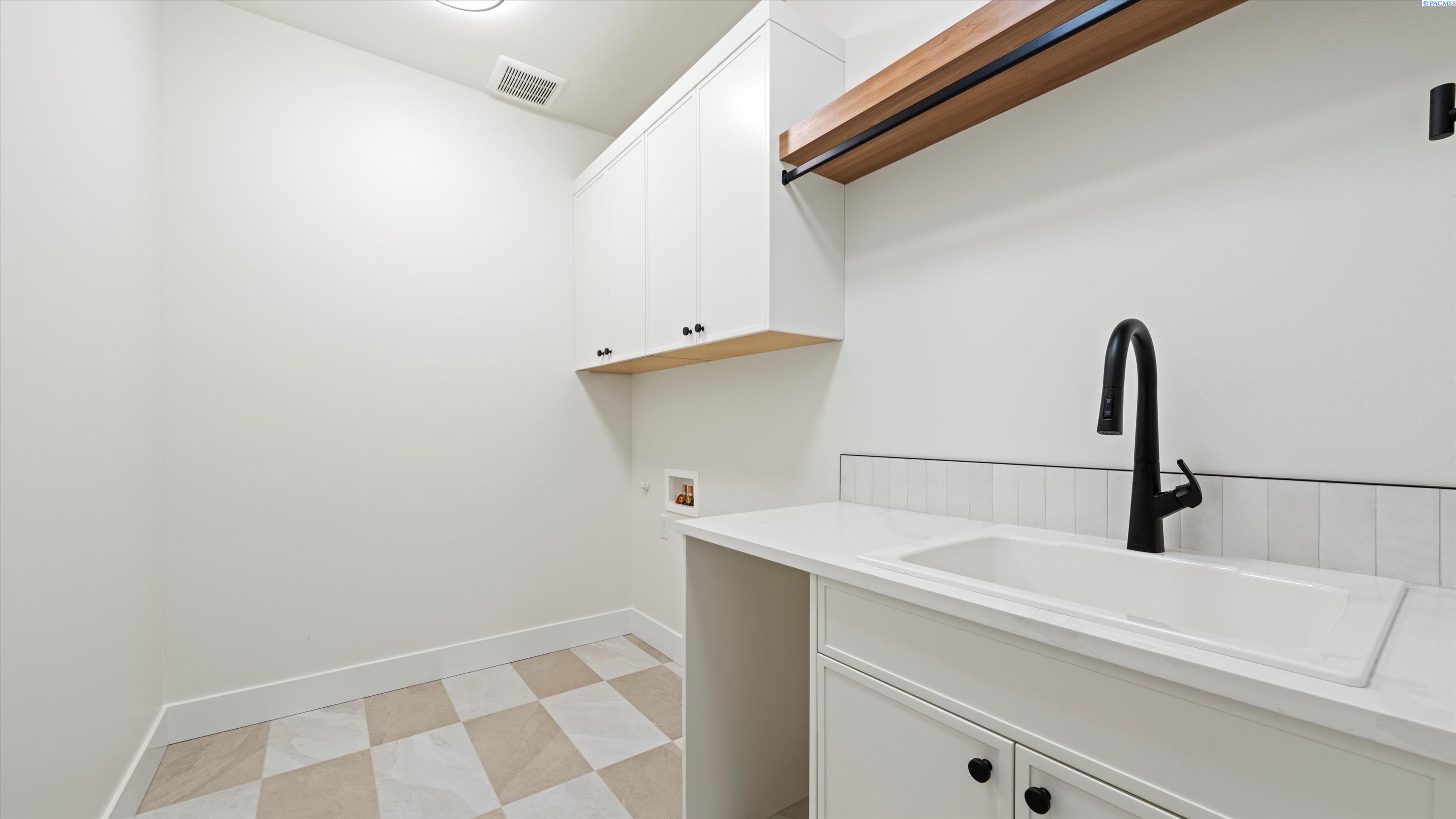 Richland, Washington, 99352, United States, 3 Bedrooms Bedrooms, ,2 BathroomsBathrooms,Residential,For Sale,2000656