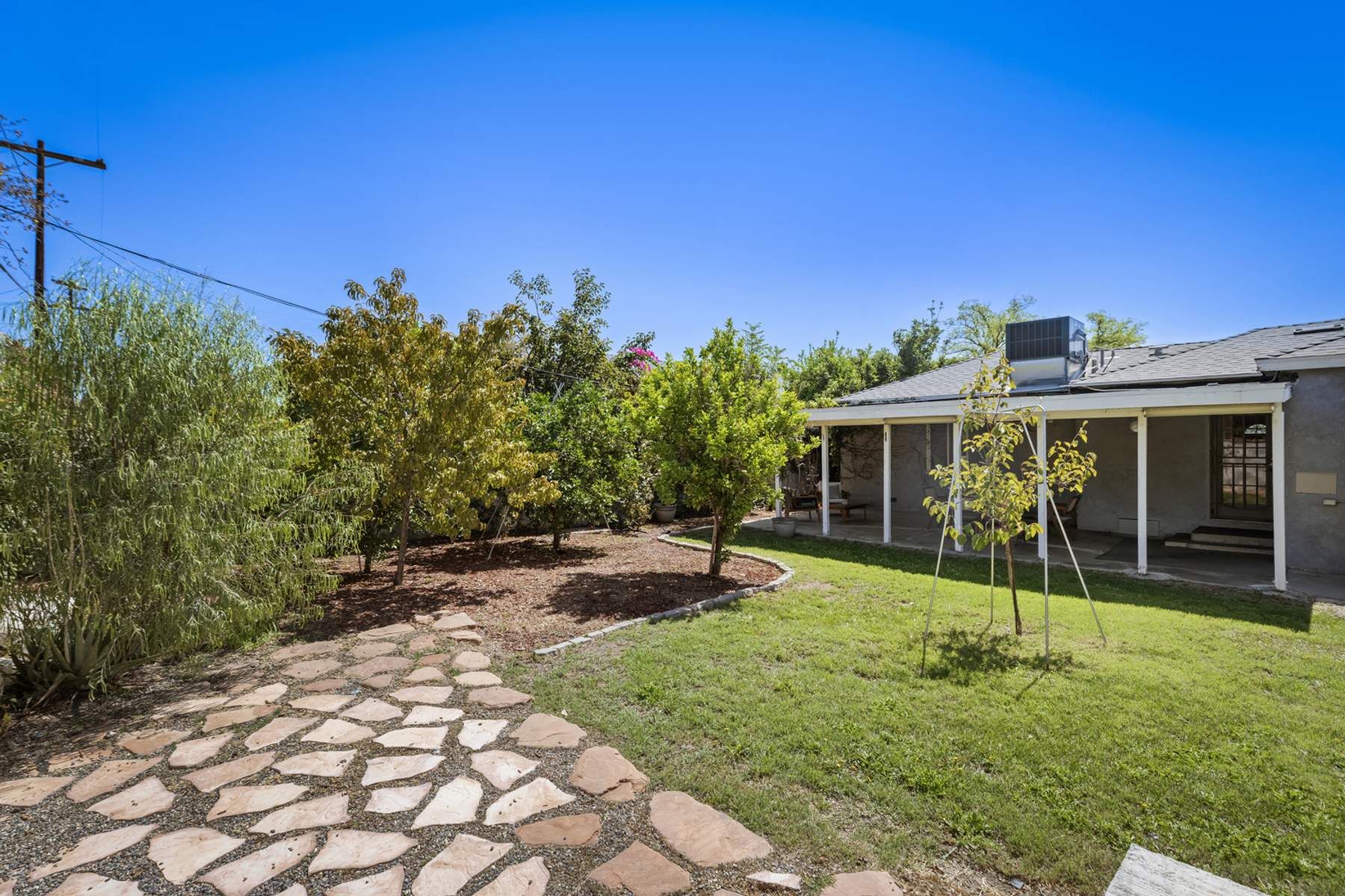  19345 Archwood Street - 物件實景