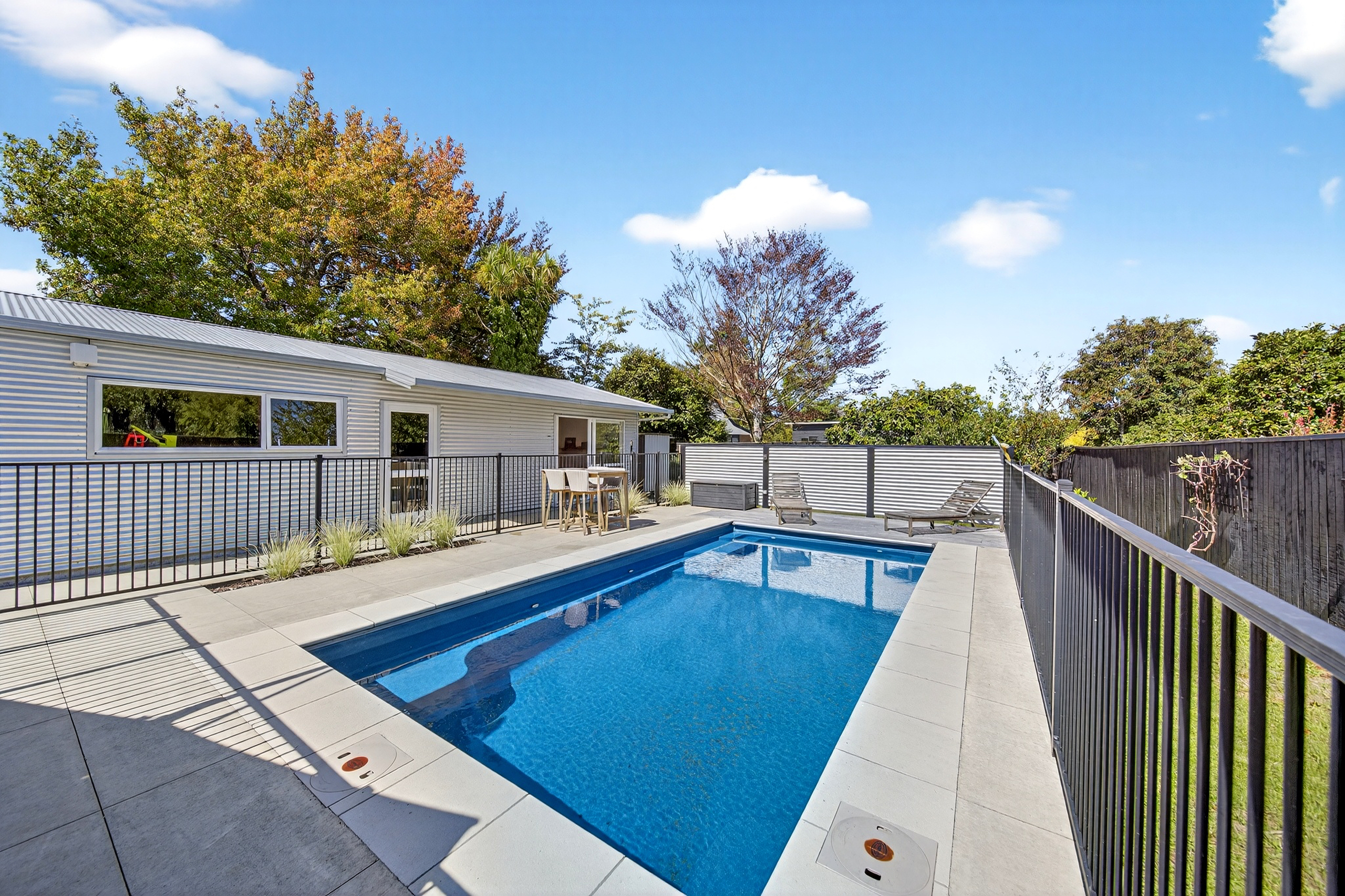  Family Living with Poolside Entertaining - 物件實景