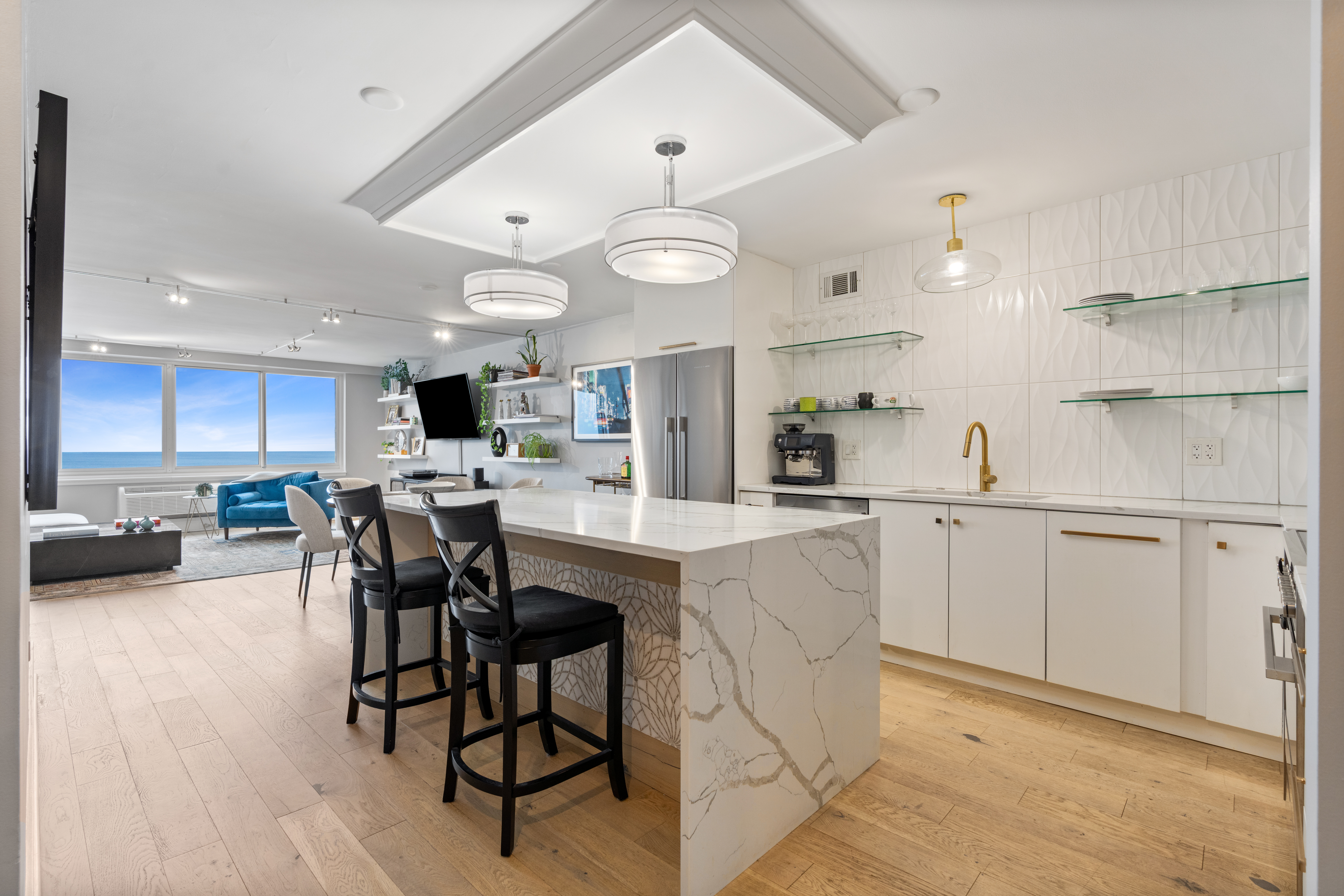  Enjoy Turnkey Lakefront Living in a Well-Established Gold Coast Building - 物件實景