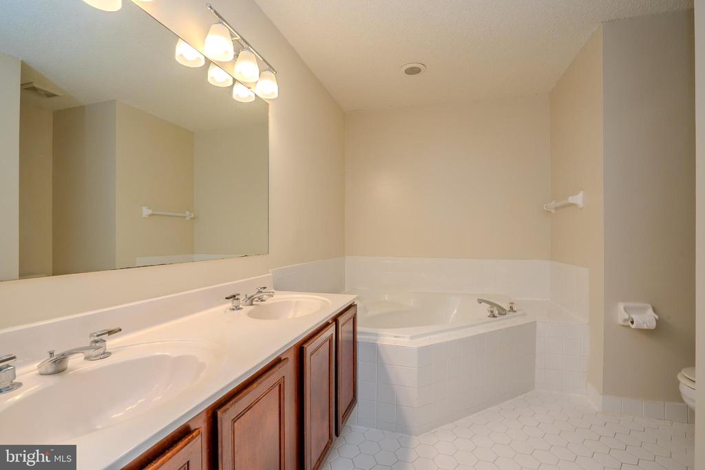 Princeton, New Jersey, 08540, United States, 4 Bedrooms Bedrooms, ,4 BathroomsBathrooms,Residential,For Sale,1938433